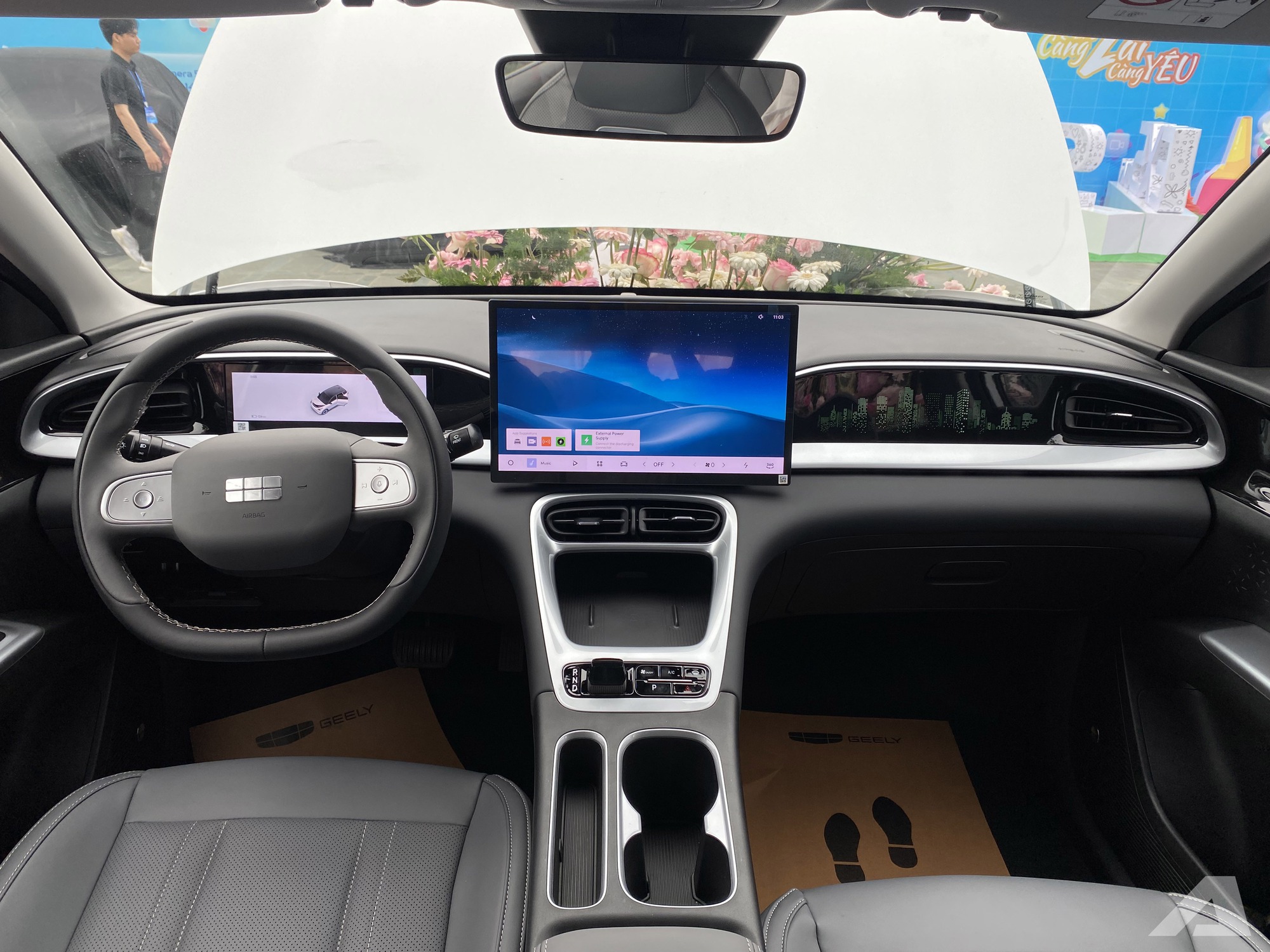 Geely EX2 ra mắt Việt Nam: Gi&aacute; từ 459 triệu đồng, m&agrave;n h&igrave;nh si&ecirc;u lớn, c&oacute; ADAS, sạc đầy đủ chạy H&agrave; Nội - H&agrave; Tĩnh- Ảnh 4.