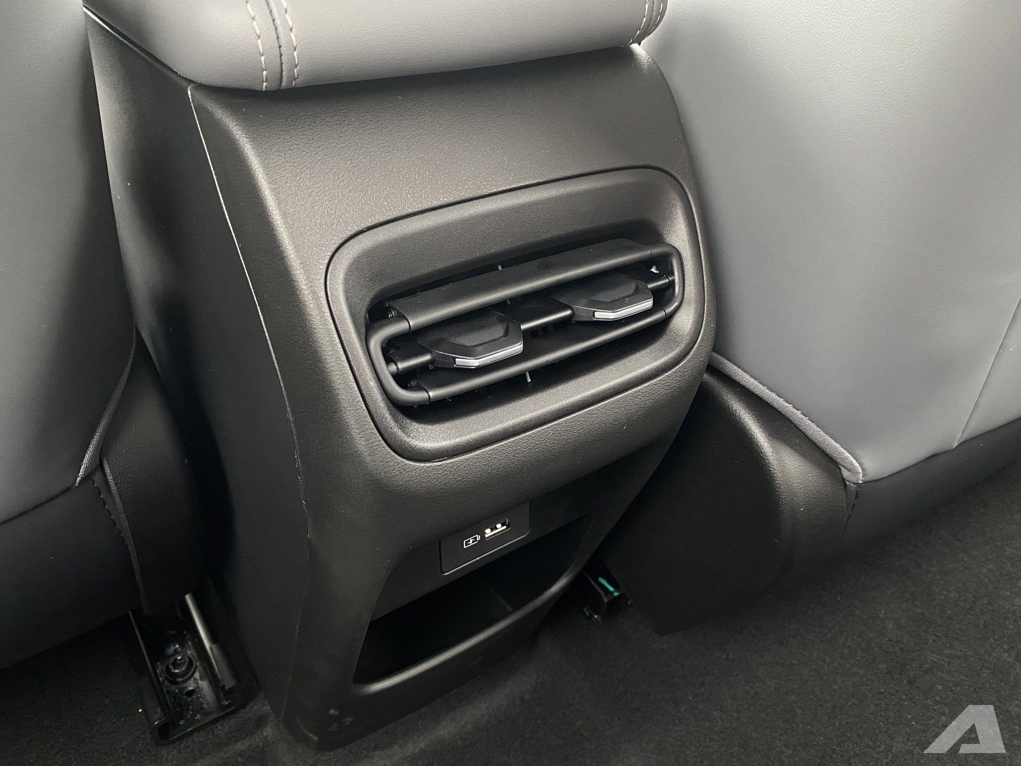 Geely EX2 ra mắt Việt Nam: Gi&aacute; từ 459 triệu đồng, m&agrave;n h&igrave;nh si&ecirc;u lớn, c&oacute; ADAS, sạc đầy đủ chạy H&agrave; Nội - H&agrave; Tĩnh- Ảnh 16.