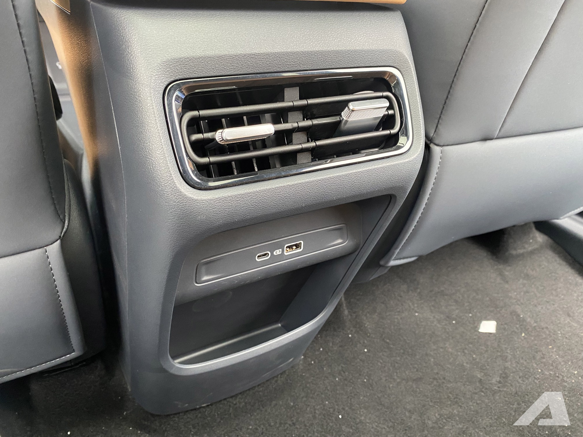 Geely EX5 ra mắt Việt Nam: Gi&aacute; từ 789 triệu đồng, hybrid c&oacute; thể chạy điện tới 170km, c&oacute; ADAS, tiện nghi cao cấp hơn CX-5, Tucson- Ảnh 18.