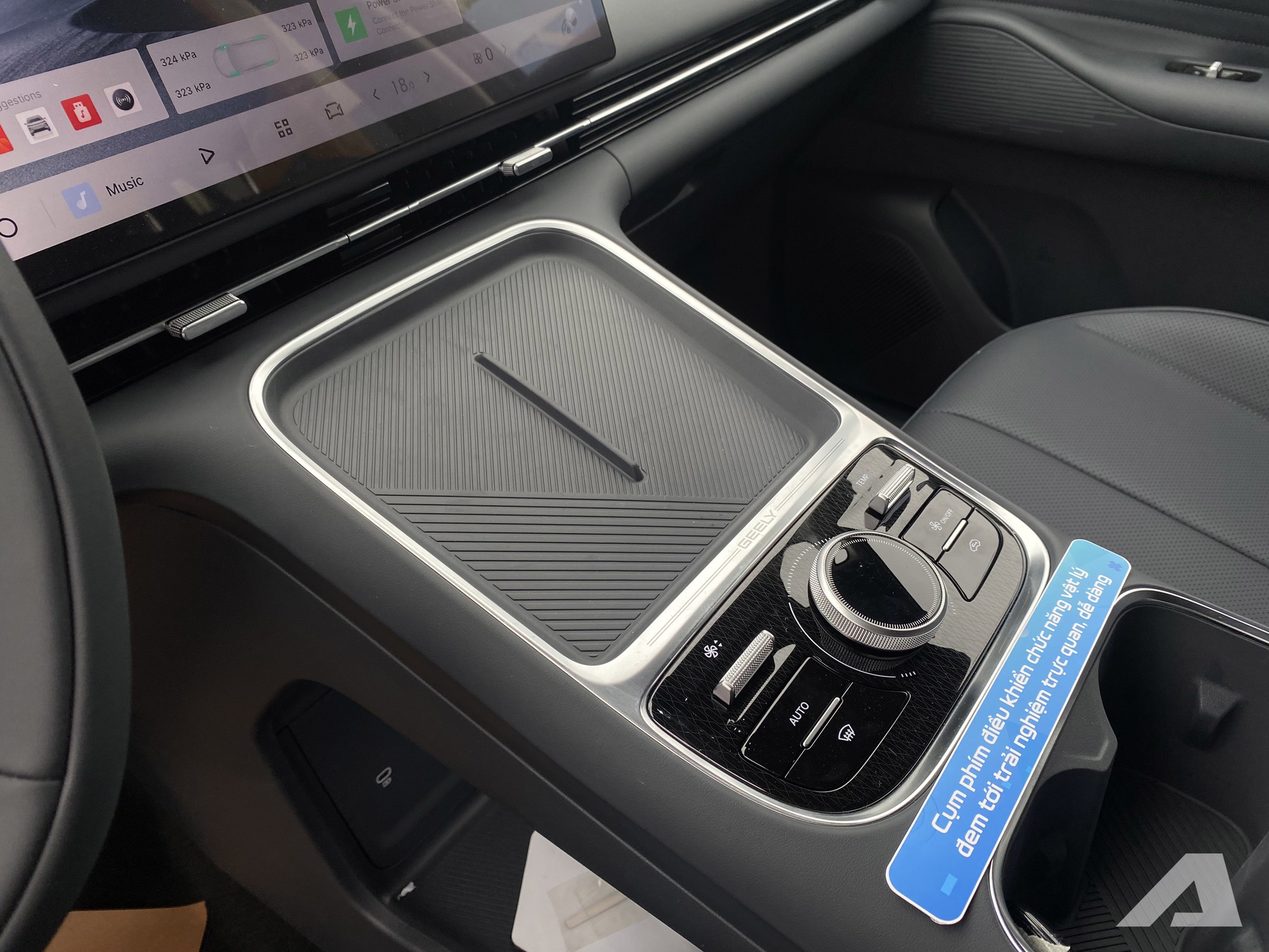 Geely EX5 ra mắt Việt Nam: Gi&aacute; từ 789 triệu đồng, hybrid c&oacute; thể chạy điện tới 170km, c&oacute; ADAS, tiện nghi cao cấp hơn CX-5, Tucson- Ảnh 16.