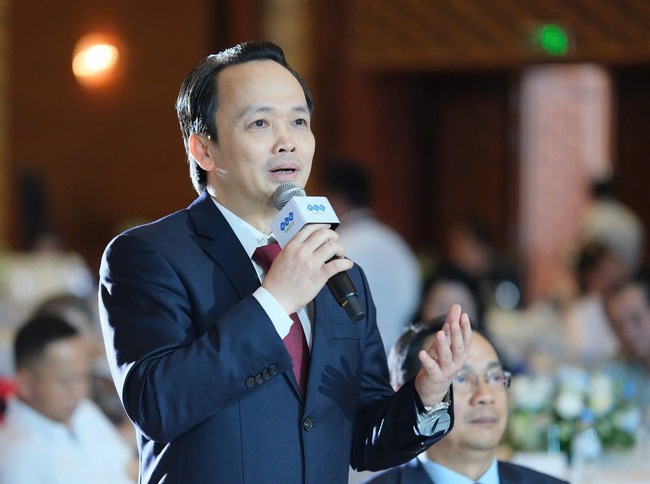 Bất ngờ xuất hiện, Chủ tịch FLC Trịnh Văn Quyết cất lời b&agrave;i h&aacute;t "C&ograve;n thương nhau th&igrave; về" - Ảnh 1.