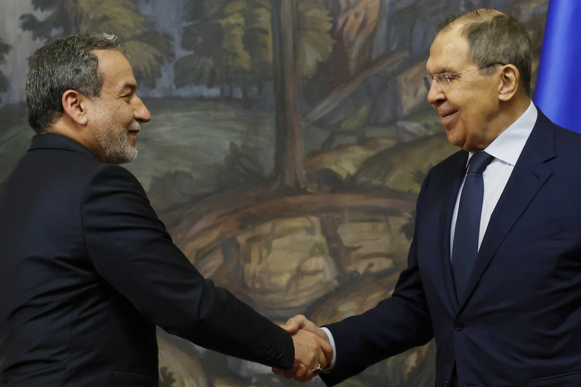 Iran lo 2 quan chức cấp bao bị &aacute;m s&aacute;t, Li&ecirc;n hợp quốc họp k&iacute;n - Ảnh 1.