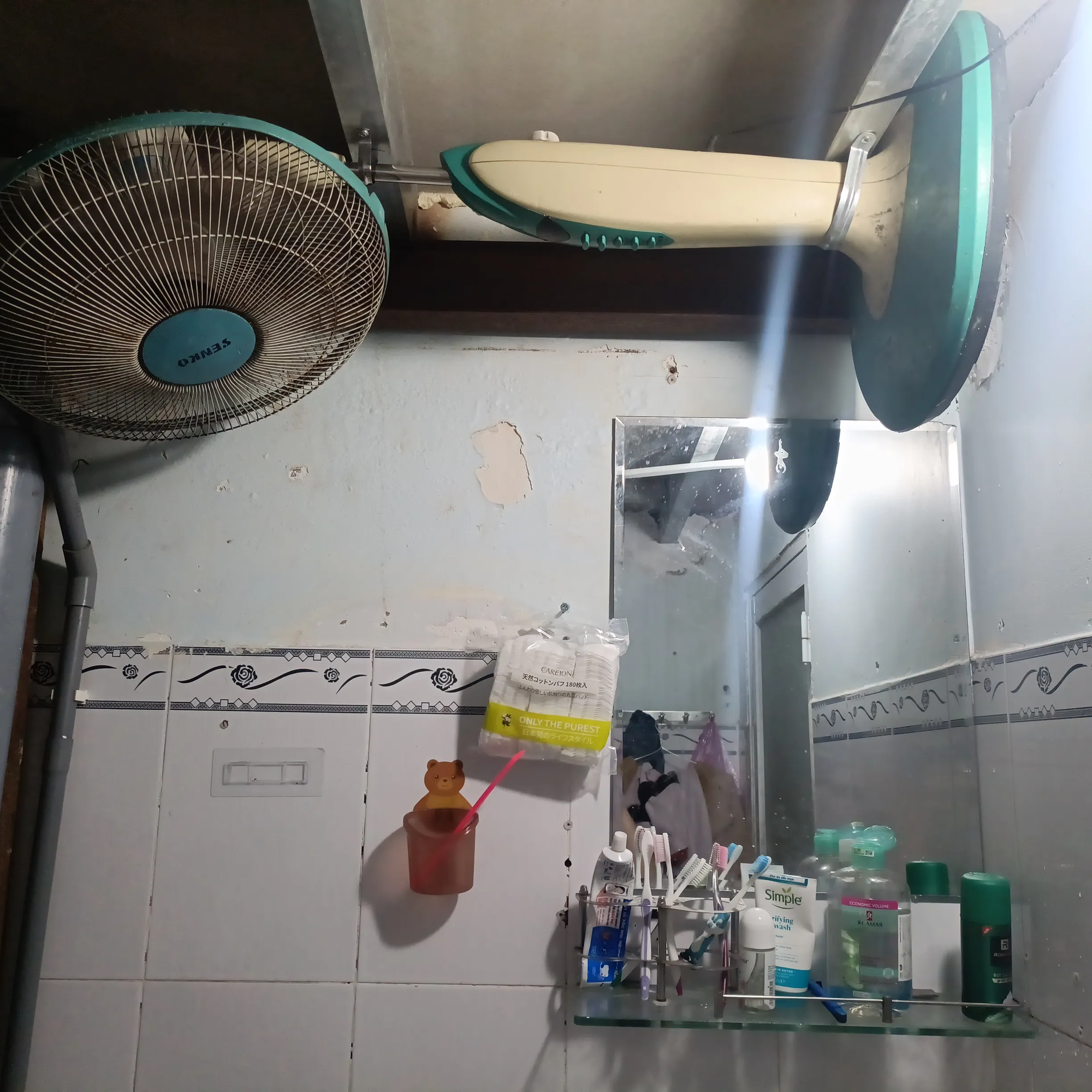 Con g&aacute;i &ocirc;ng chủ tiệm điện m&aacute;y g&acirc;y x&ocirc;n xao với bức ảnh quạt trong nh&agrave; vệ sinh - Ảnh 1.