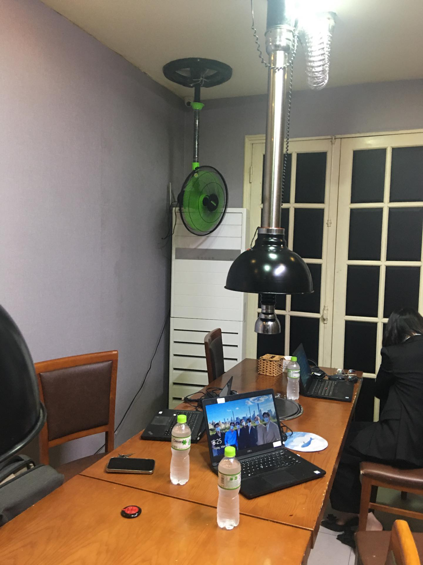 Con g&aacute;i &ocirc;ng chủ tiệm điện m&aacute;y g&acirc;y x&ocirc;n xao với bức ảnh quạt trong nh&agrave; vệ sinh - Ảnh 2.