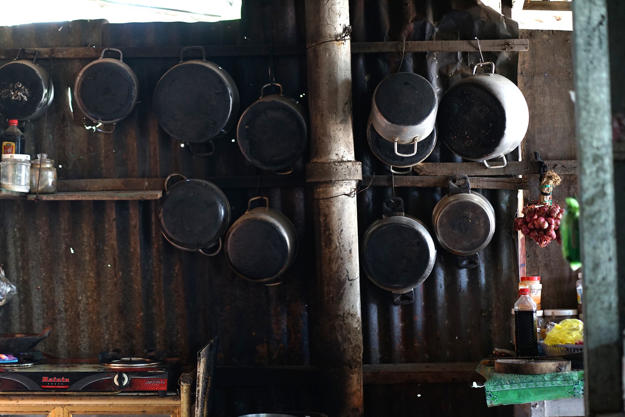 Về An Giang gặp nam sinh trong clip 27 triệu view gây sốt: Lớn lên từ mất mát và “bản giao kèo 10 năm” với bà nội- Ảnh 5. Về An Giang gặp nam sinh trong clip 27 triệu view gây sốt: Lớn lên từ mất mát và “bản giao kèo 10 năm” với bà nội- Ảnh 5.