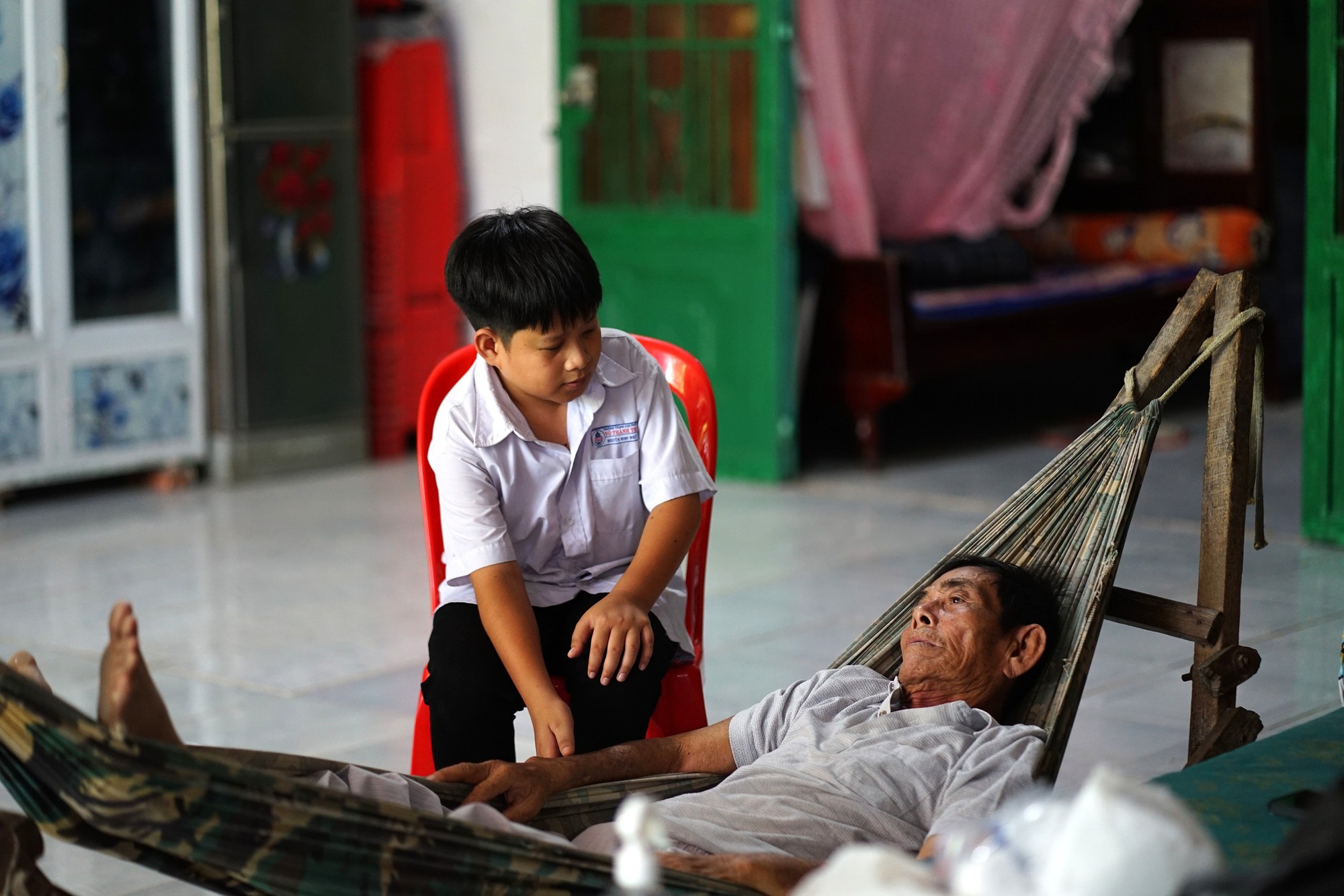 Về An Giang gặp nam sinh trong clip 27 triệu view gây sốt: Lớn lên từ mất mát và “bản giao kèo 10 năm” với bà nội- Ảnh 2. Về An Giang gặp nam sinh trong clip 27 triệu view gây sốt: Lớn lên từ mất mát và “bản giao kèo 10 năm” với bà nội- Ảnh 2.