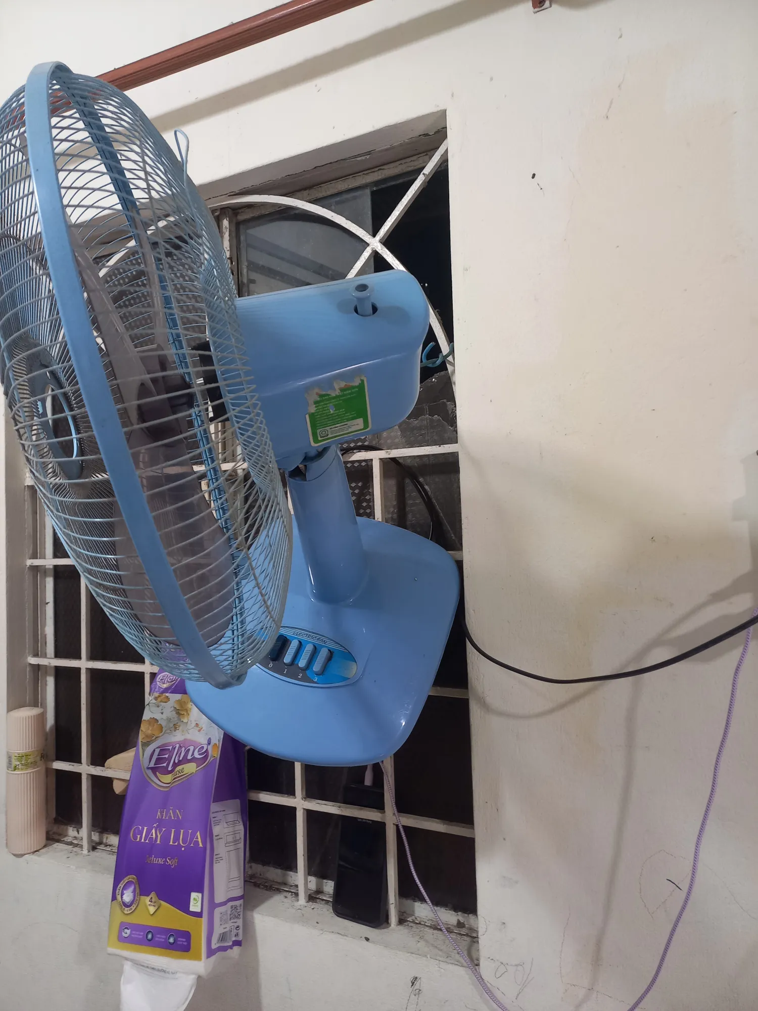 Con g&aacute;i &ocirc;ng chủ tiệm điện m&aacute;y g&acirc;y x&ocirc;n xao với bức ảnh quạt trong nh&agrave; vệ sinh - Ảnh 11.