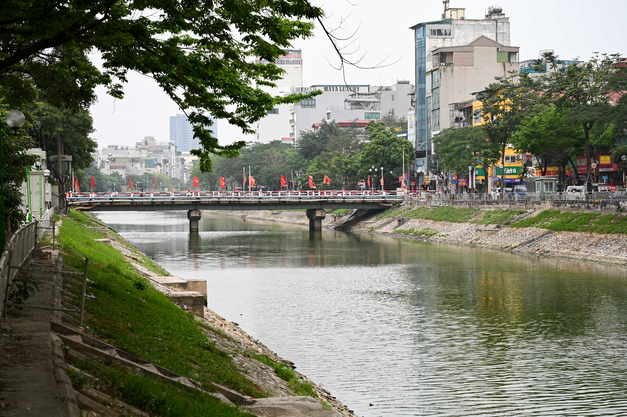 Ảnh, clip: Bất ngờ diện mạo mới của sông Tô Lịch sau khi bơm nước từ Hồ Tây- Ảnh 1. Ảnh, clip: Bất ngờ diện mạo mới của sông Tô Lịch sau khi bơm nước từ Hồ Tây- Ảnh 1.