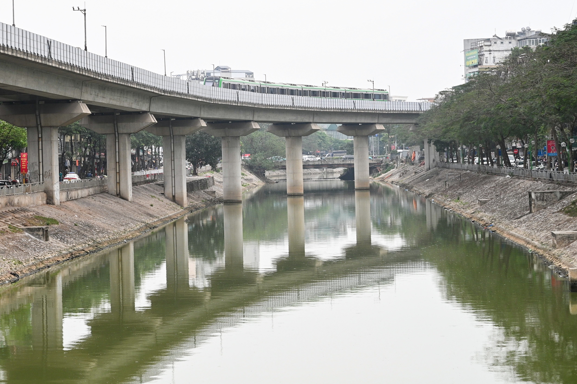 Ảnh, clip: Bất ngờ diện mạo mới của sông Tô Lịch sau khi bơm nước từ Hồ Tây- Ảnh 6. Ảnh, clip: Bất ngờ diện mạo mới của sông Tô Lịch sau khi bơm nước từ Hồ Tây- Ảnh 6.