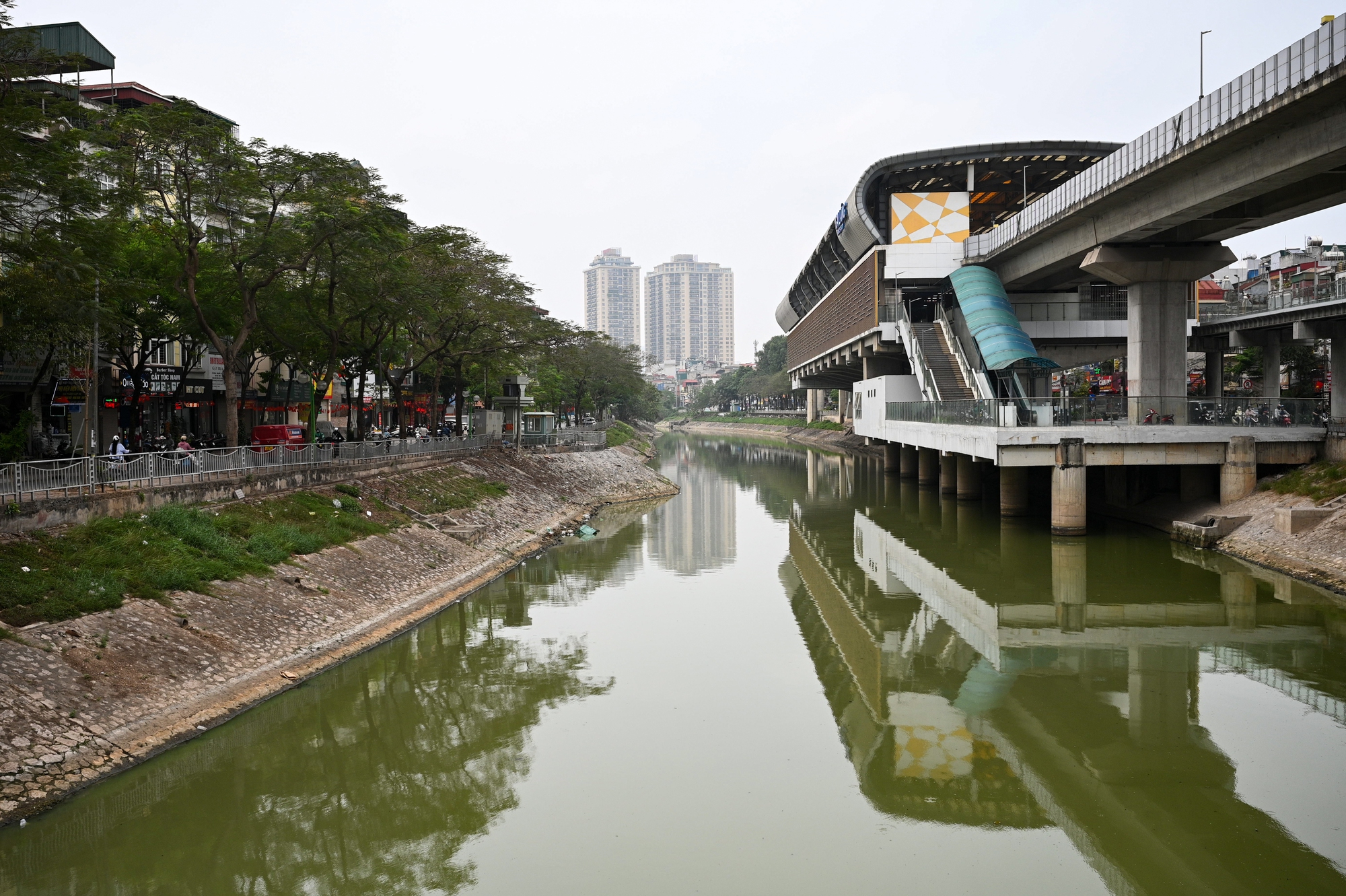 Ảnh, clip: Bất ngờ diện mạo mới của sông Tô Lịch sau khi bơm nước từ Hồ Tây- Ảnh 4. Ảnh, clip: Bất ngờ diện mạo mới của sông Tô Lịch sau khi bơm nước từ Hồ Tây- Ảnh 4.