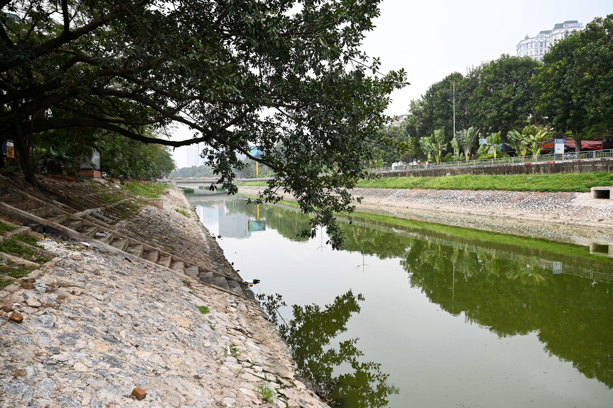 Ảnh, clip: Bất ngờ diện mạo mới của sông Tô Lịch sau khi bơm nước từ Hồ Tây- Ảnh 3. Ảnh, clip: Bất ngờ diện mạo mới của sông Tô Lịch sau khi bơm nước từ Hồ Tây- Ảnh 3.