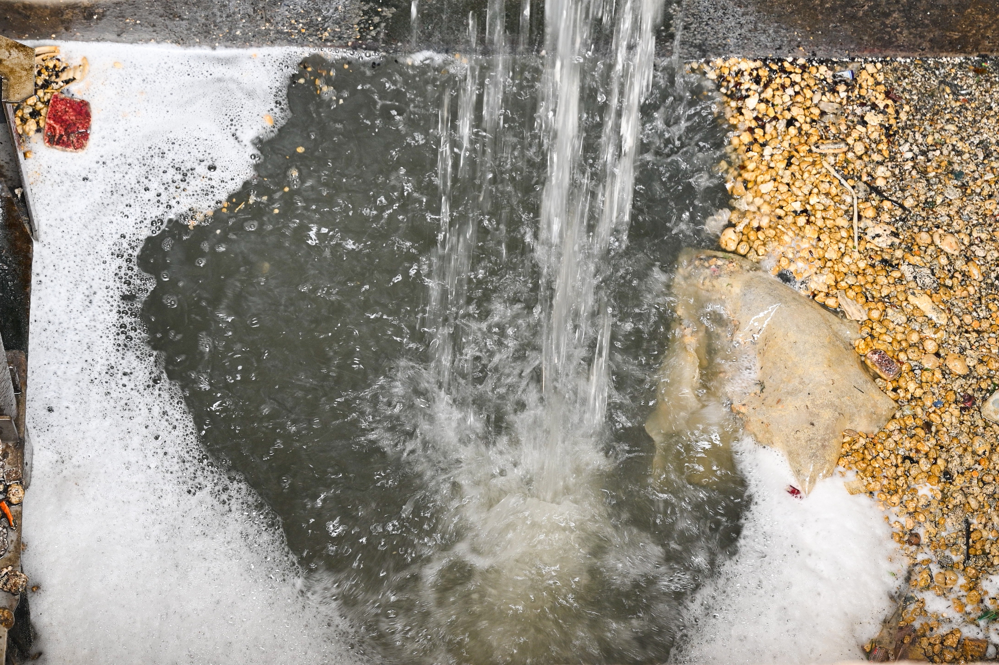 Ảnh, clip: Bất ngờ diện mạo mới của sông Tô Lịch sau khi bơm nước từ Hồ Tây- Ảnh 11. Ảnh, clip: Bất ngờ diện mạo mới của sông Tô Lịch sau khi bơm nước từ Hồ Tây- Ảnh 11.