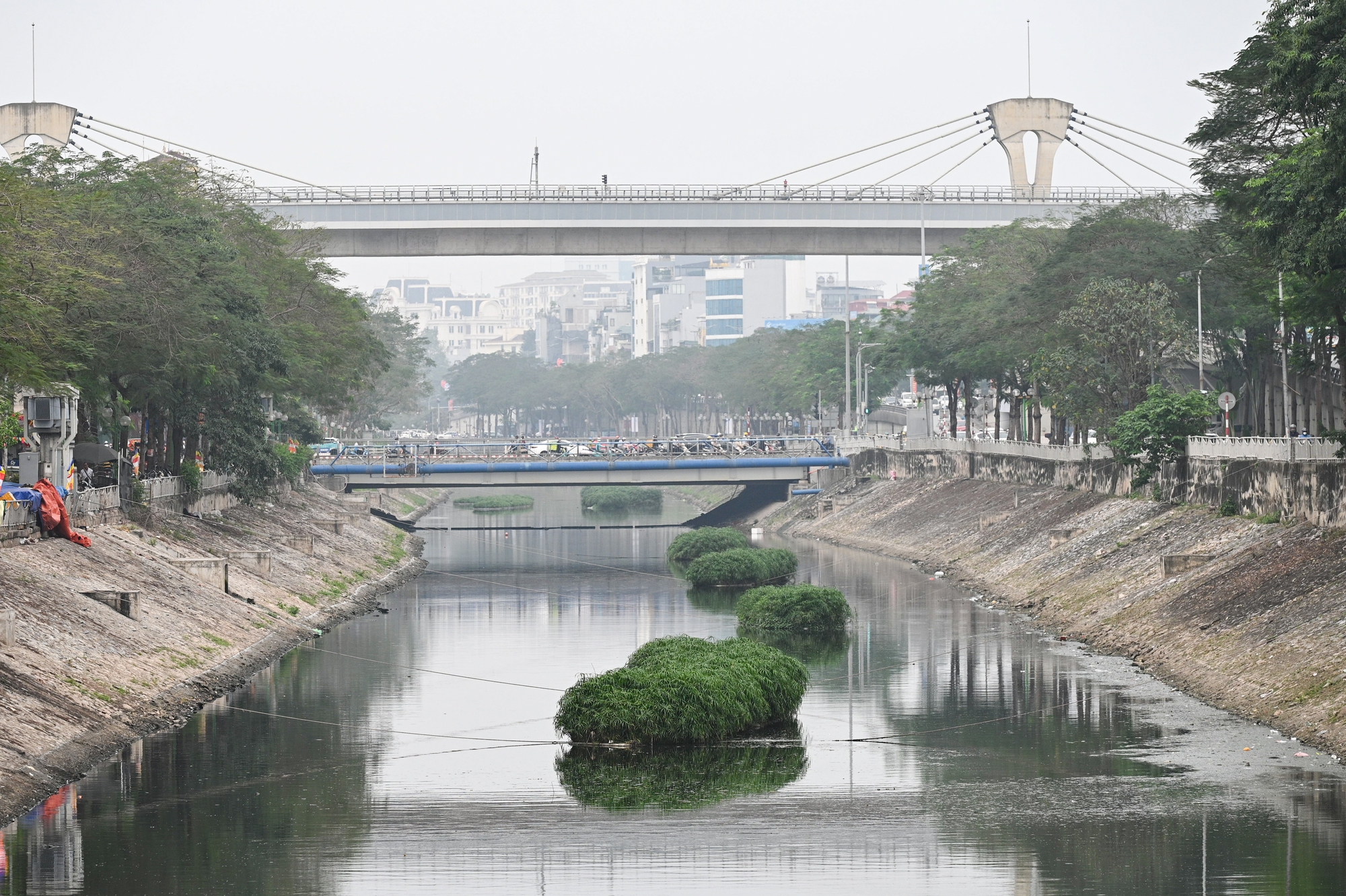 Ảnh, clip: Bất ngờ diện mạo mới của sông Tô Lịch sau khi bơm nước từ Hồ Tây- Ảnh 8. Ảnh, clip: Bất ngờ diện mạo mới của sông Tô Lịch sau khi bơm nước từ Hồ Tây- Ảnh 8.