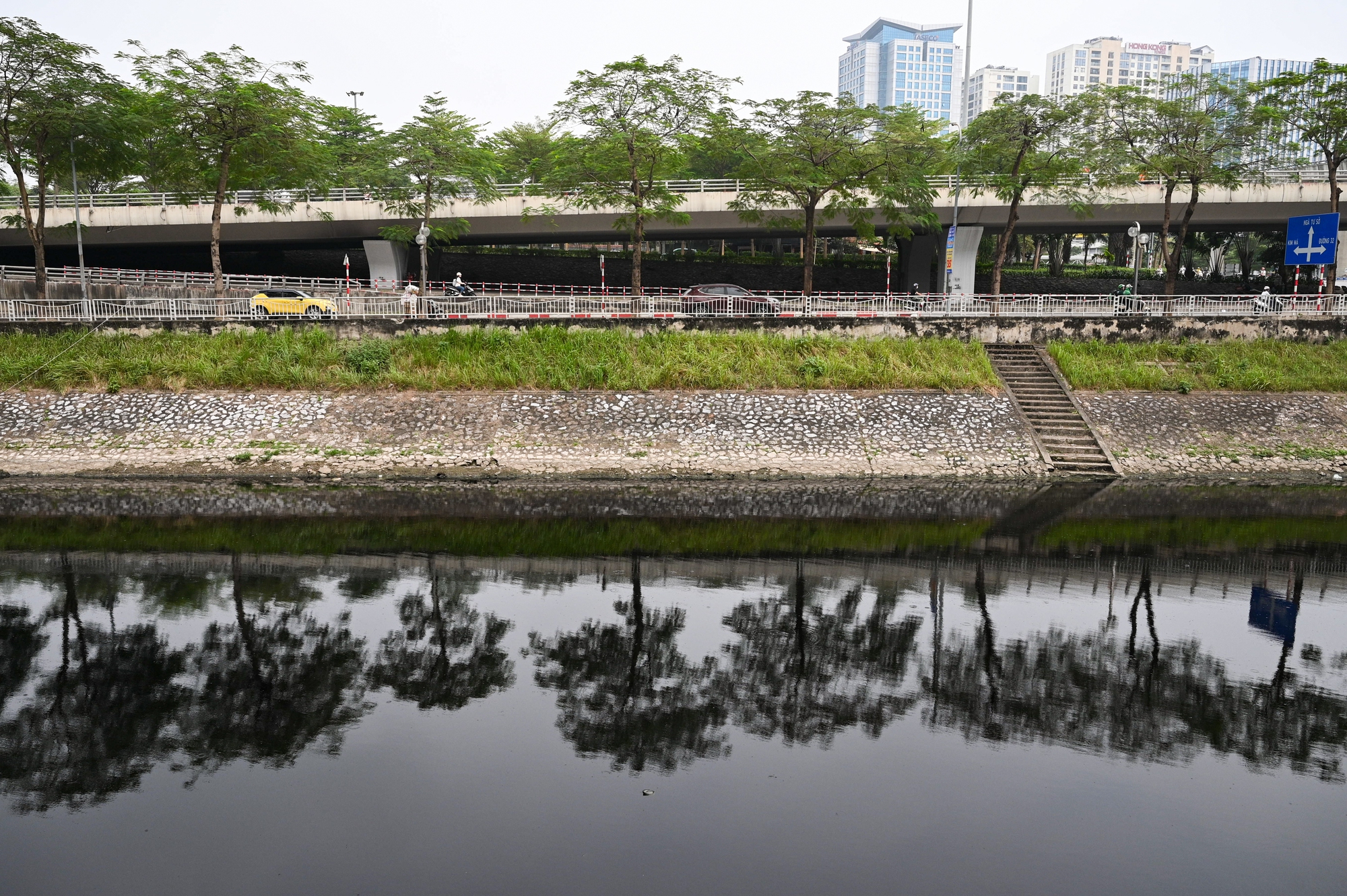 Ảnh, clip: Bất ngờ diện mạo mới của sông Tô Lịch sau khi bơm nước từ Hồ Tây- Ảnh 9. Ảnh, clip: Bất ngờ diện mạo mới của sông Tô Lịch sau khi bơm nước từ Hồ Tây- Ảnh 9.