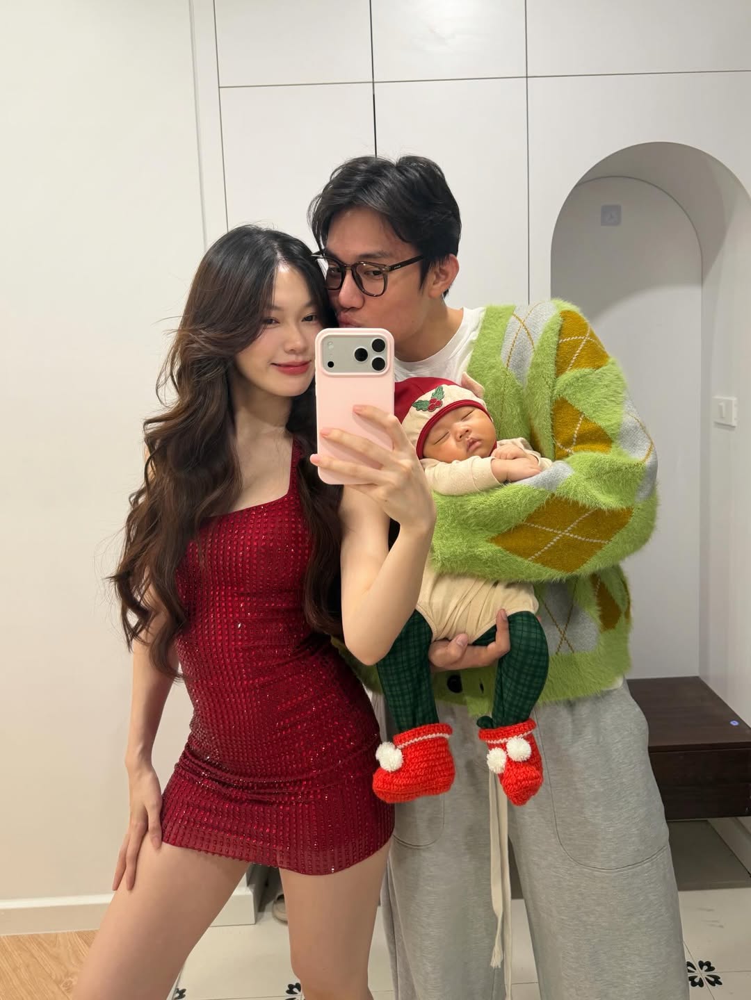 Sinh con xong vẫn &lsquo;đỉnh&rsquo;: Ly Phạm khoe sắc v&oacute;c n&oacute;ng bỏng, cuộc sống chuẩn rich mom - Ảnh 2.