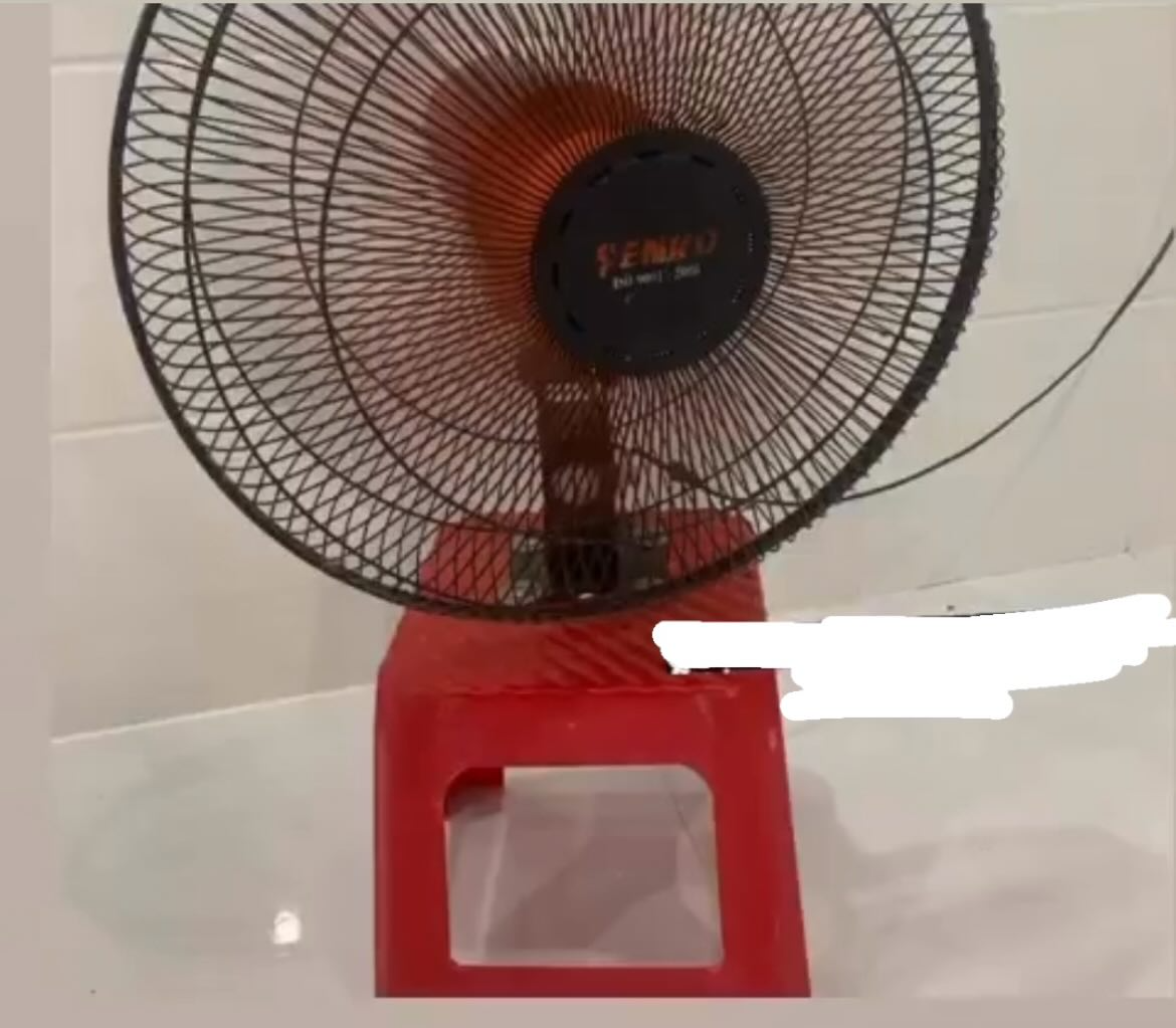 Con g&aacute;i &ocirc;ng chủ tiệm điện m&aacute;y g&acirc;y x&ocirc;n xao với bức ảnh quạt trong nh&agrave; vệ sinh - Ảnh 6.