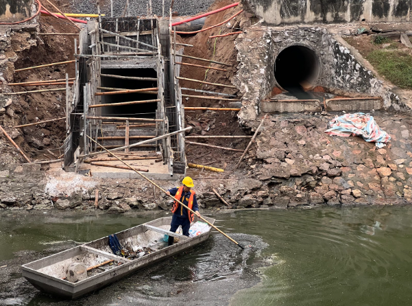 Ảnh, clip: Bất ngờ diện mạo mới của sông Tô Lịch sau khi bơm nước từ Hồ Tây- Ảnh 12. Ảnh, clip: Bất ngờ diện mạo mới của sông Tô Lịch sau khi bơm nước từ Hồ Tây- Ảnh 12.