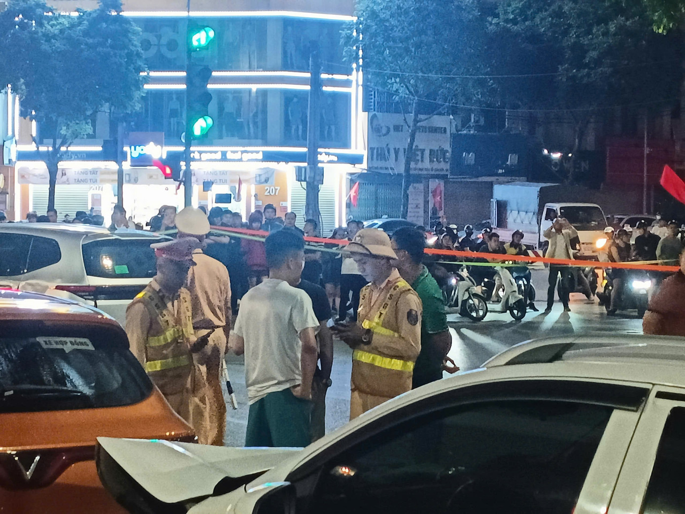 Điểm nghi vấn trong vụ xe Lexus g&acirc;y tai nạn li&ecirc;n ho&agrave;n tr&ecirc;n đường Trung K&iacute;nh - Ảnh 3.