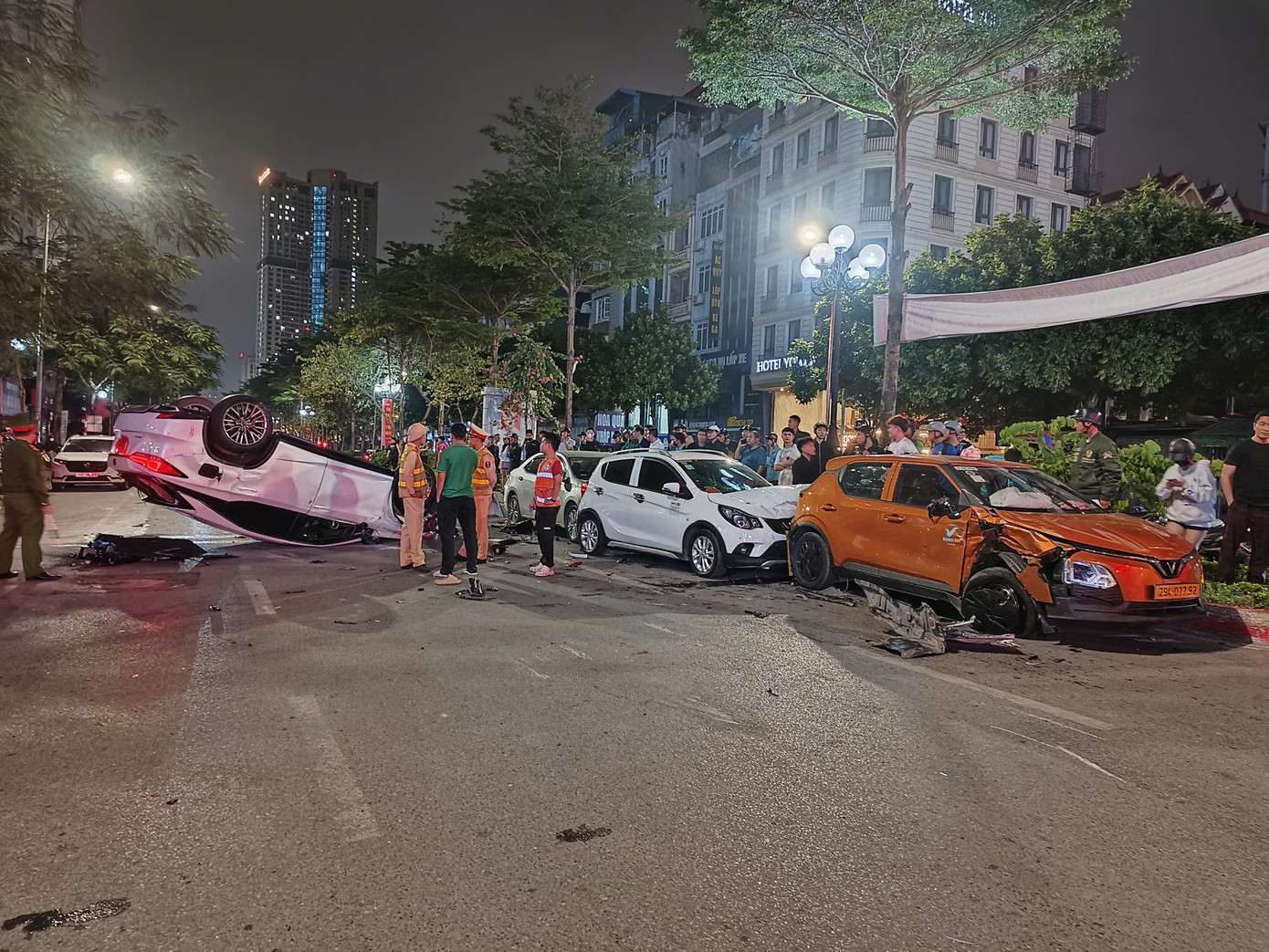 Điểm nghi vấn trong vụ xe Lexus g&acirc;y tai nạn li&ecirc;n ho&agrave;n tr&ecirc;n đường Trung K&iacute;nh - Ảnh 1.