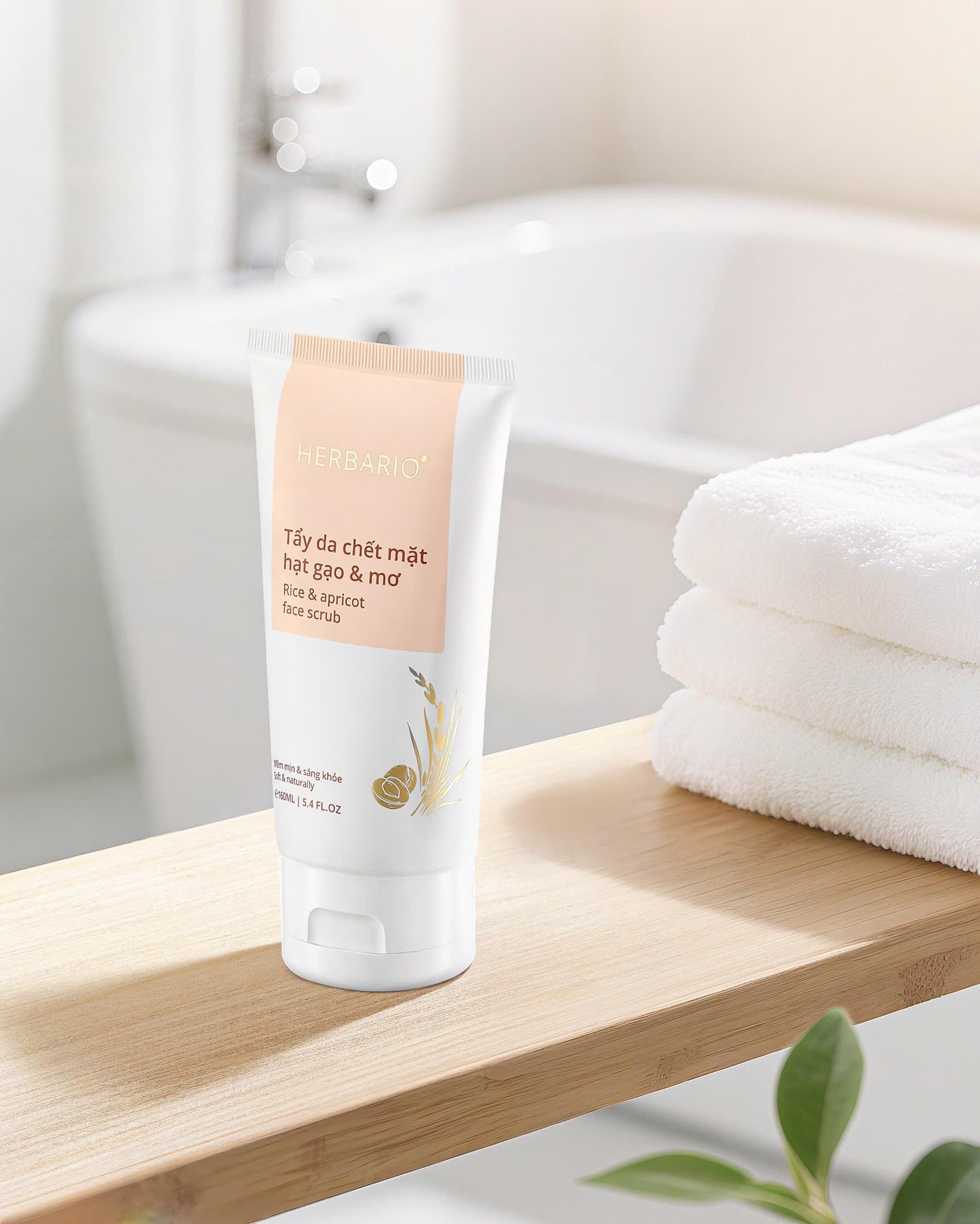 Tẩy da chết Herbario g&acirc;y sốt: Hạt gạo & mơ cho hiệu quả bất ngờ - Ảnh 1.