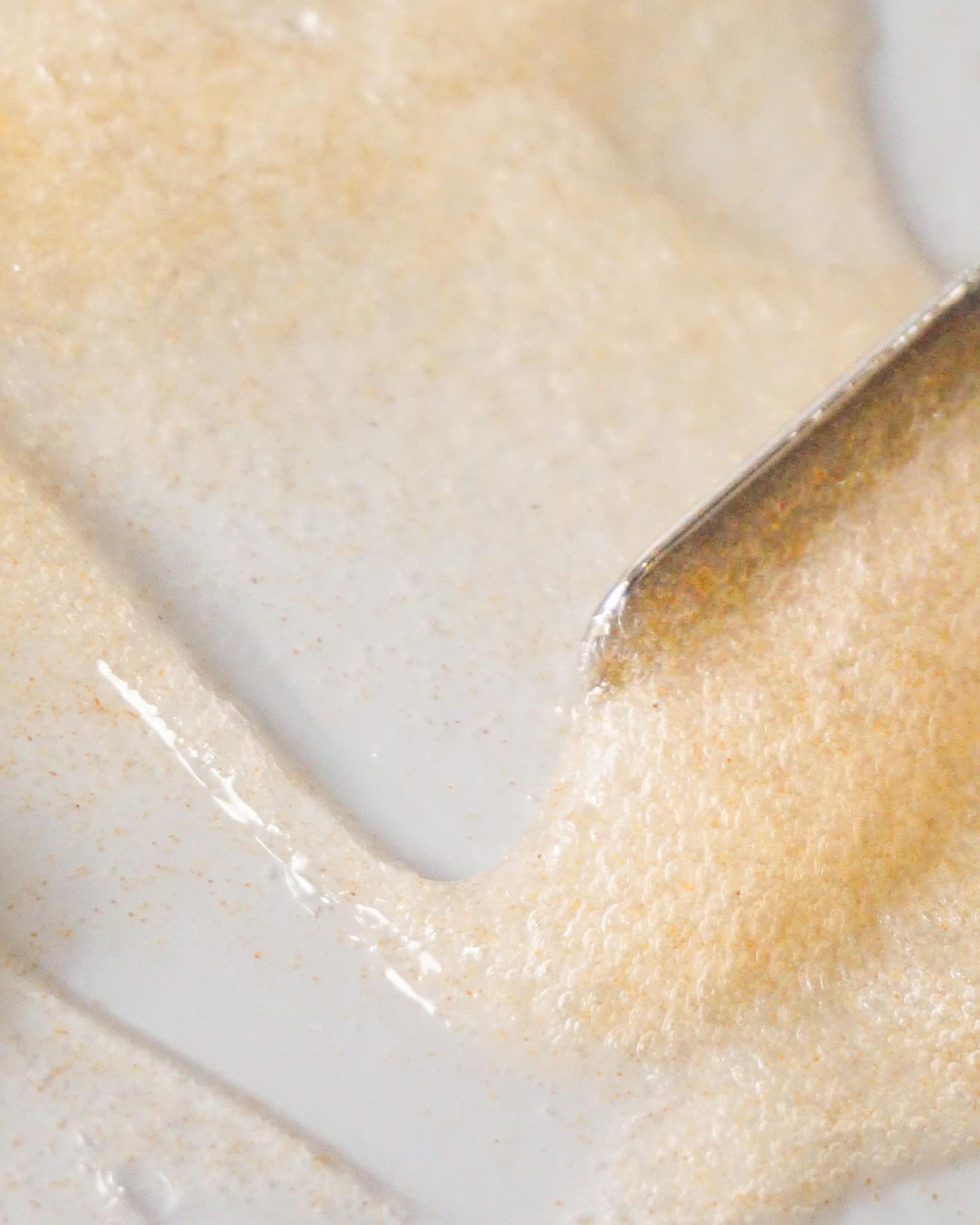 Tẩy da chết Herbario g&acirc;y sốt: Hạt gạo & mơ cho hiệu quả bất ngờ - Ảnh 2.