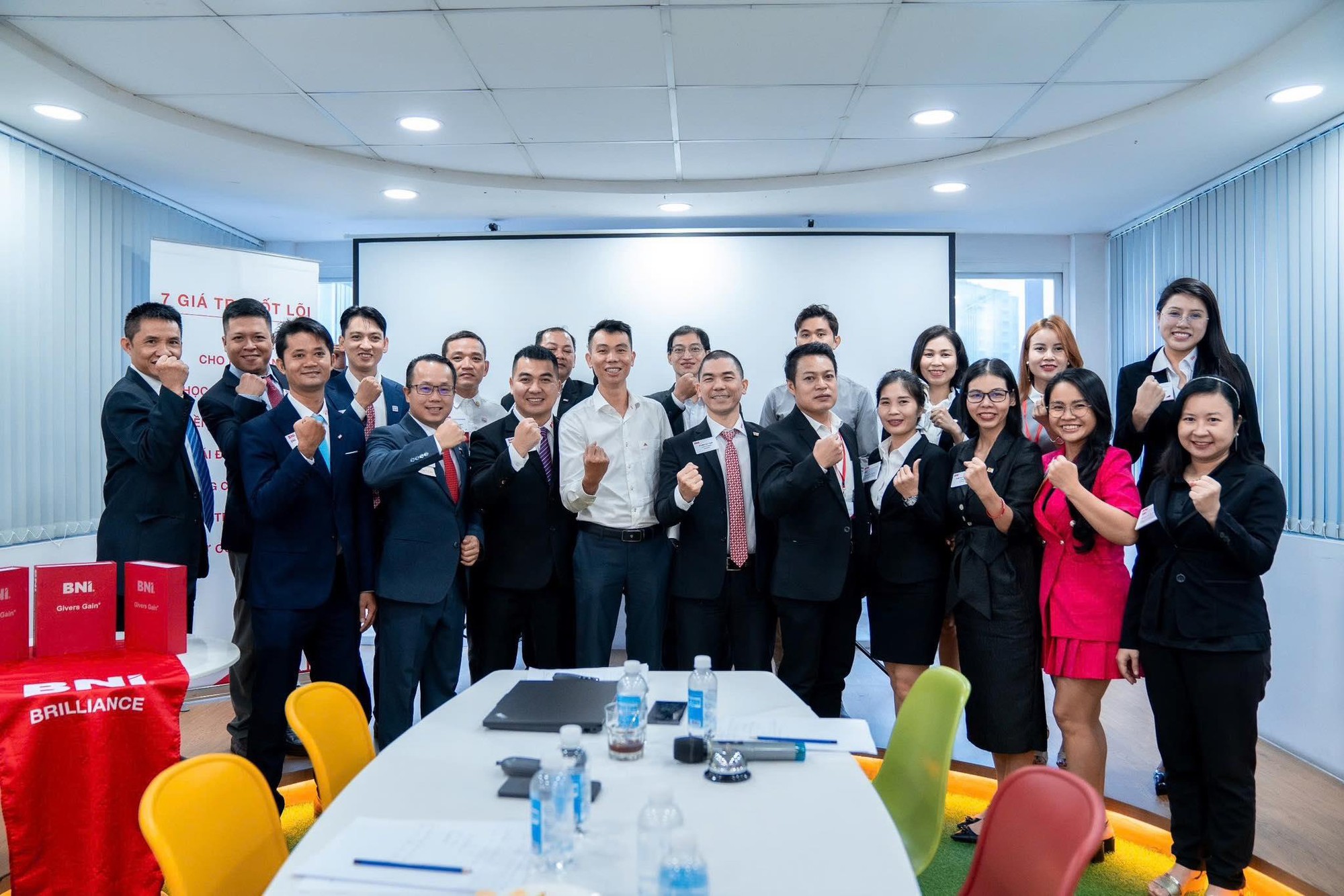 Doanh nhân Trần Văn Bình và triết lý “kinh doanh tử tế” trong ngành dược Việt - Ảnh 3. Doanh nhân Trần Văn Bình và triết lý “kinh doanh tử tế” trong ngành dược Việt - Ảnh 3.