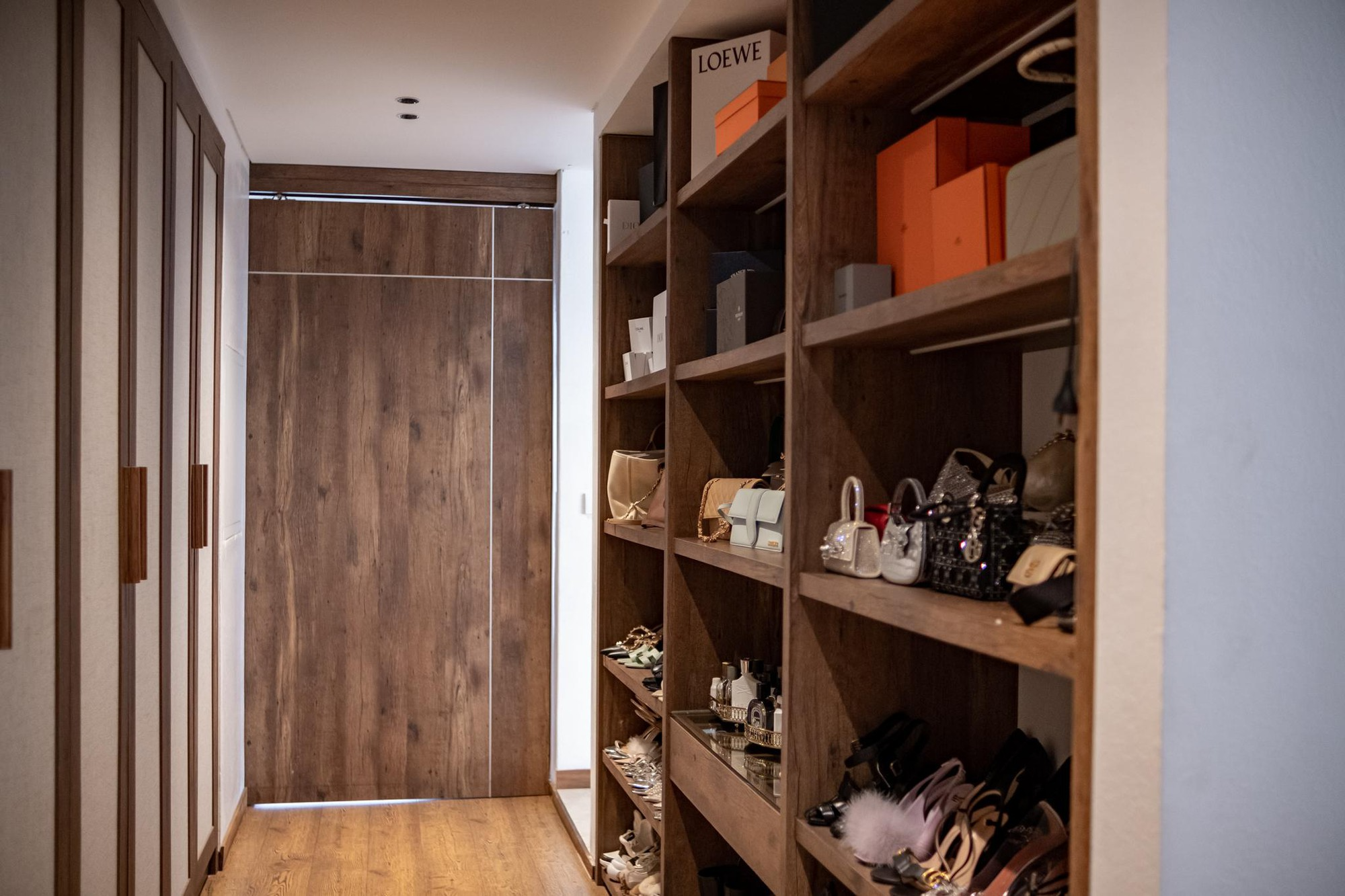 Cuộc sống sang chảnh của hội "ph&uacute; b&agrave;" Vbiz: Huyền Baby ở biệt thự 100 tỷ, Ngọc Thanh T&acirc;m sống trong "cung điện" đập th&ocirc;ng 6 căn- Ảnh 8.