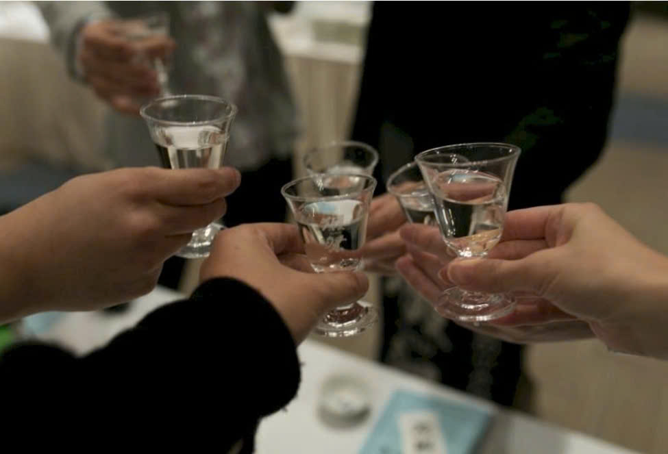 Người đ&agrave;n &ocirc;ng trẻ ngưng tim khi uống rượu, b&aacute;c sĩ cảnh b&aacute;o về ngộ độc methanol - Ảnh 2.