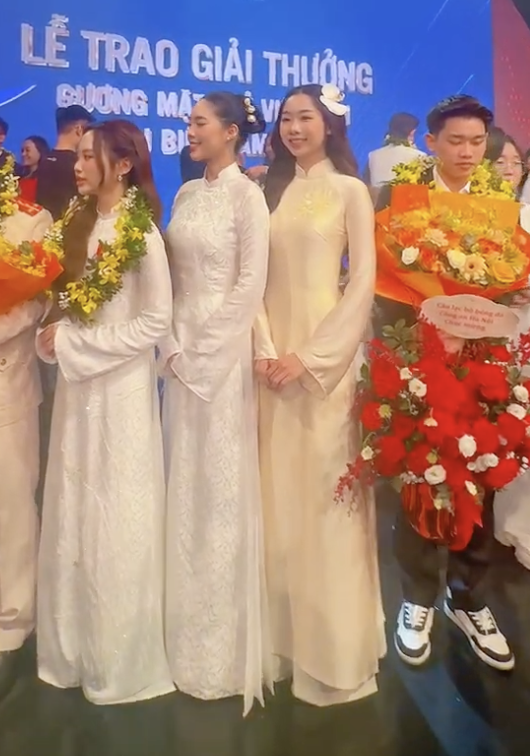 Video: Thái độ của Đình Bắc với Á hậu Châu Anh- Ảnh 2. Video: Thái độ của Đình Bắc với Á hậu Châu Anh- Ảnh 2.