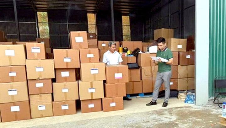 Vứt ổ cứng v&agrave; sổ s&aacute;ch thực phẩm giả xuống s&ocirc;ng Hồng sau mật b&aacute;o năm 2025 - Ảnh 1.