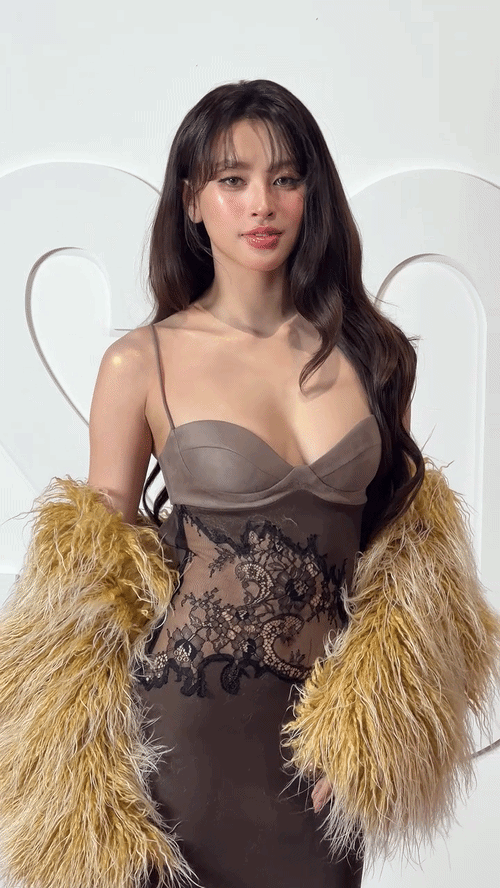 Tiểu Vy mặc v&aacute;y hở v&ograve;ng 1 sexy, visual đẹp ph&aacute;t s&aacute;ng đứng kế Minh Hằng - Ngọc Trinh- Ảnh 2.