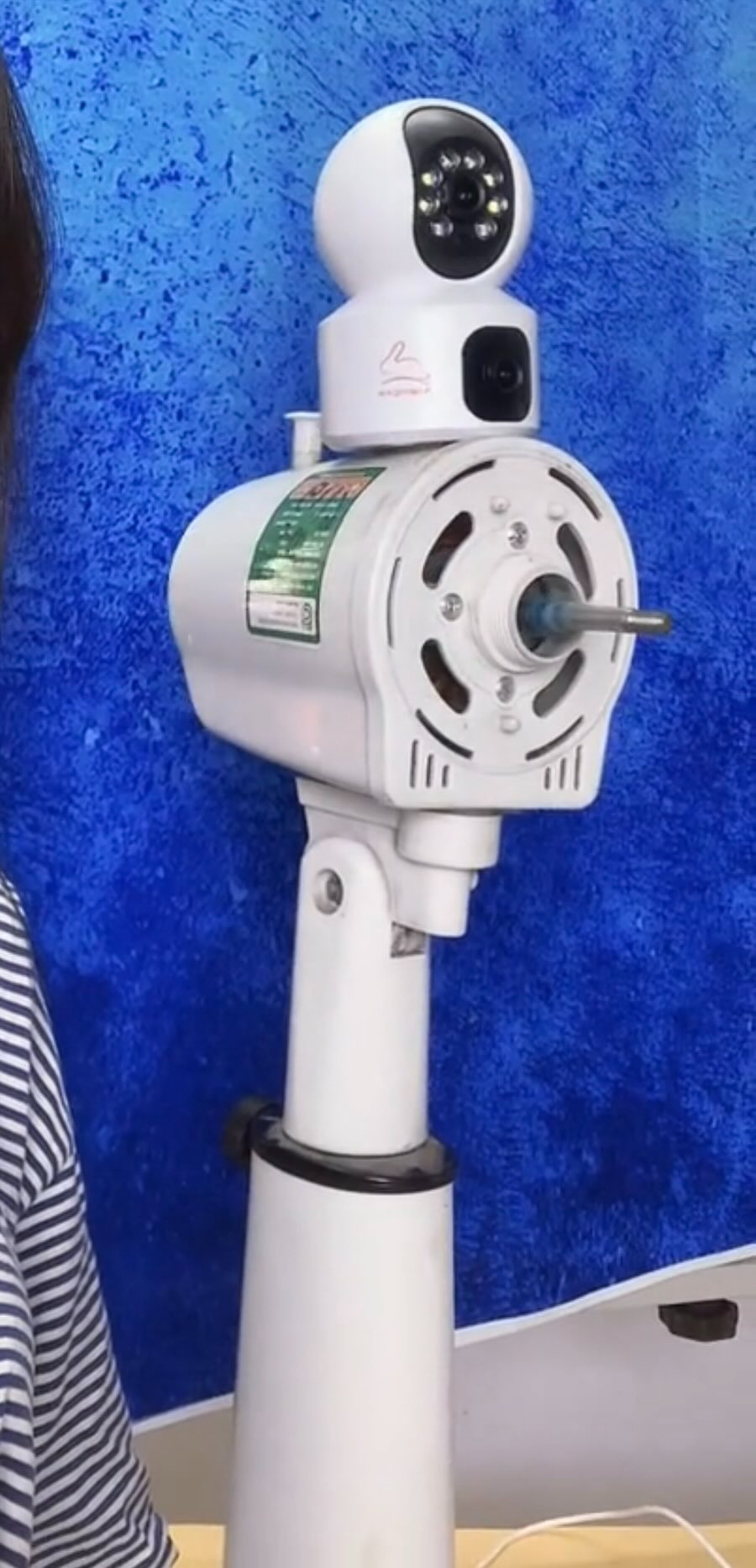 Con g&aacute;i &ocirc;ng chủ tiệm điện m&aacute;y g&acirc;y x&ocirc;n xao với bức ảnh quạt trong nh&agrave; vệ sinh - Ảnh 12.