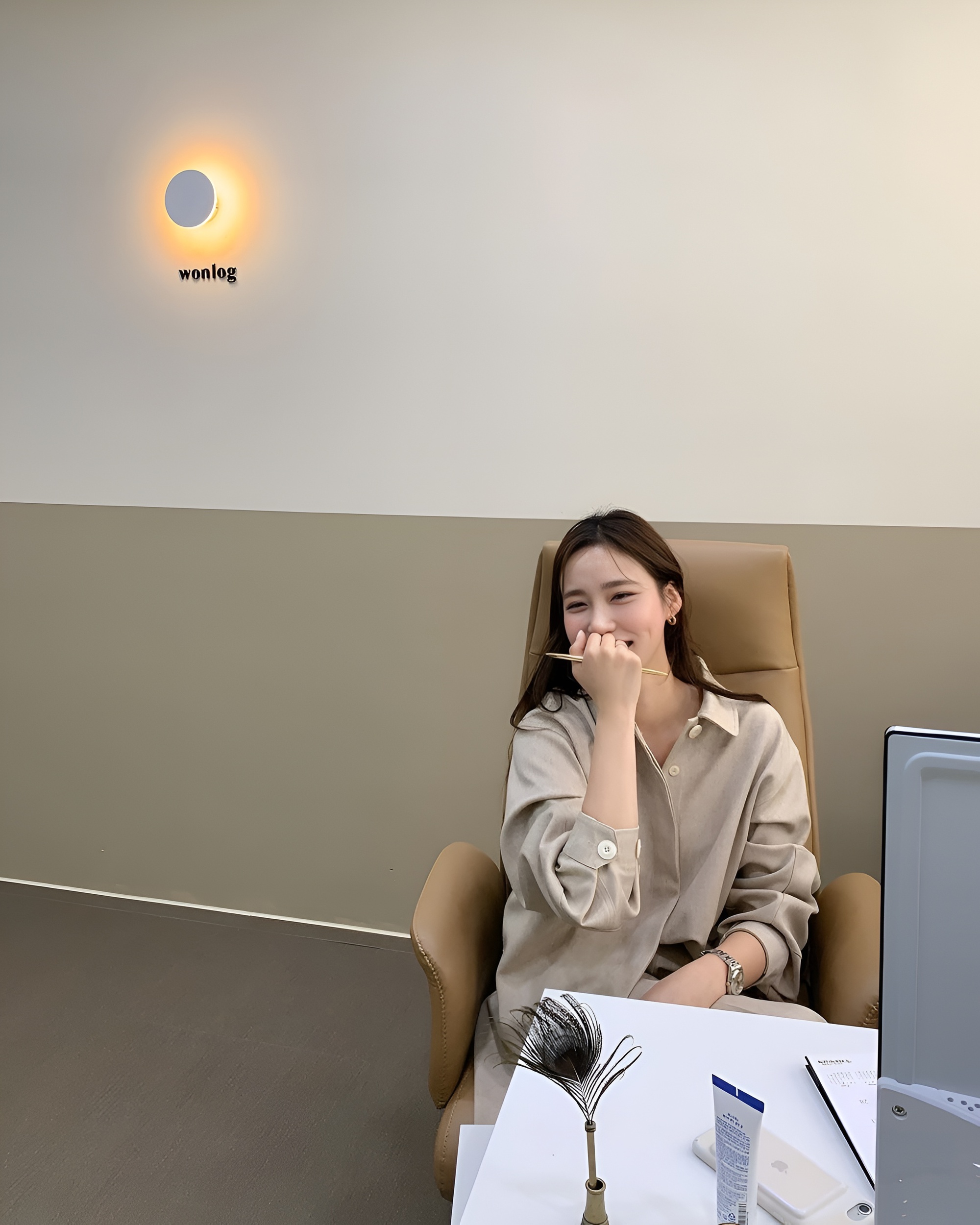 "Bạn sẽ giải th&iacute;ch m&agrave;u đỏ cho người m&ugrave; như thế n&agrave;o?" - C&ocirc; g&aacute;i trả lời 1 c&acirc;u, được nhận việc ngay- Ảnh 1.