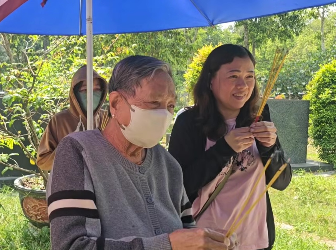 Người phụ nữ 85 tuổi từ Ki&ecirc;n Giang tới mộ Vũ Linh xin một điều- Ảnh 2.