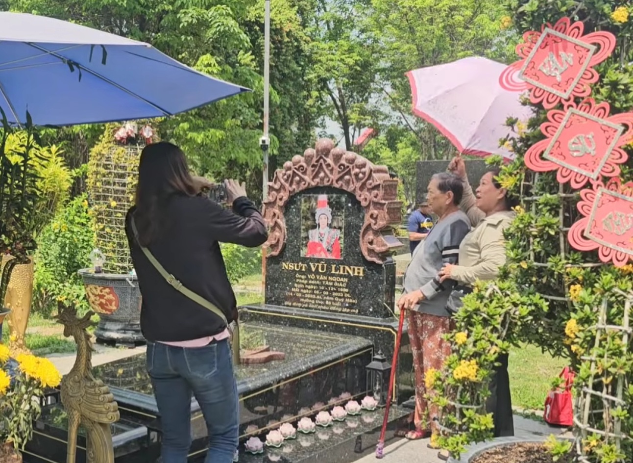 Người phụ nữ 85 tuổi từ Ki&ecirc;n Giang tới mộ Vũ Linh xin một điều- Ảnh 1.