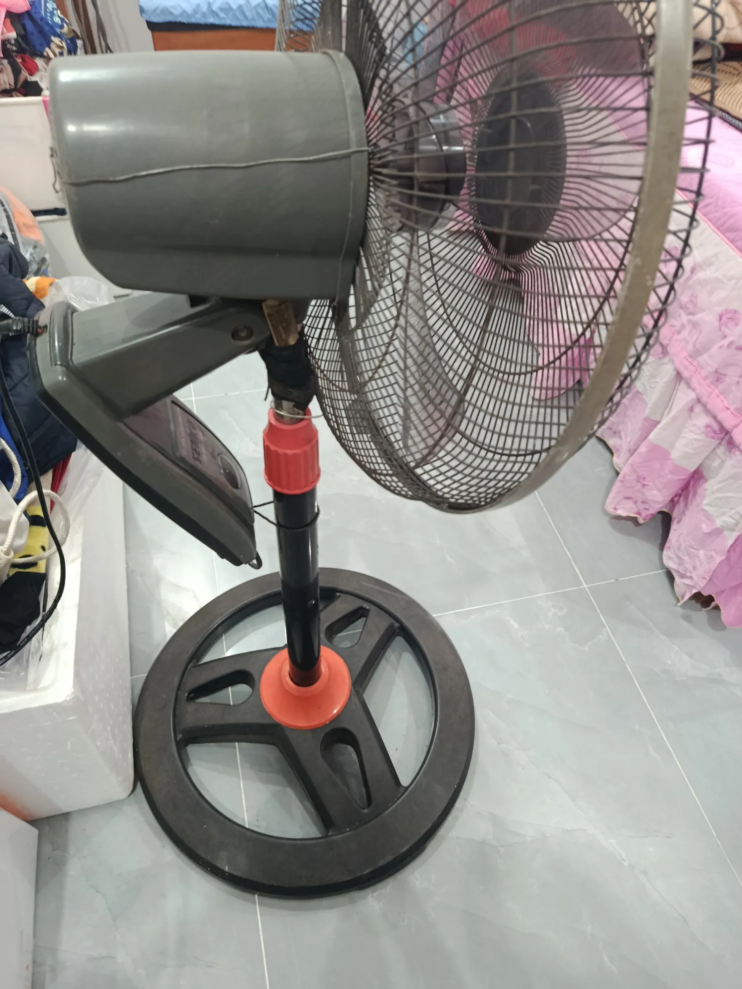 Con g&aacute;i &ocirc;ng chủ tiệm điện m&aacute;y g&acirc;y x&ocirc;n xao với bức ảnh quạt trong nh&agrave; vệ sinh - Ảnh 8.