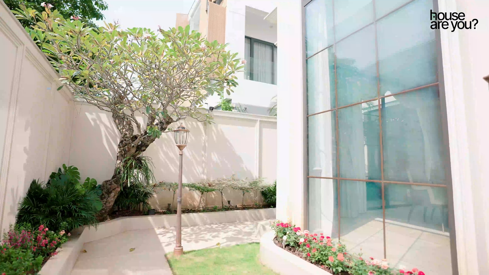 Cuộc sống sang chảnh của hội "ph&uacute; b&agrave;" Vbiz: Huyền Baby ở biệt thự 100 tỷ, Ngọc Thanh T&acirc;m sống trong "cung điện" đập th&ocirc;ng 6 căn- Ảnh 18.