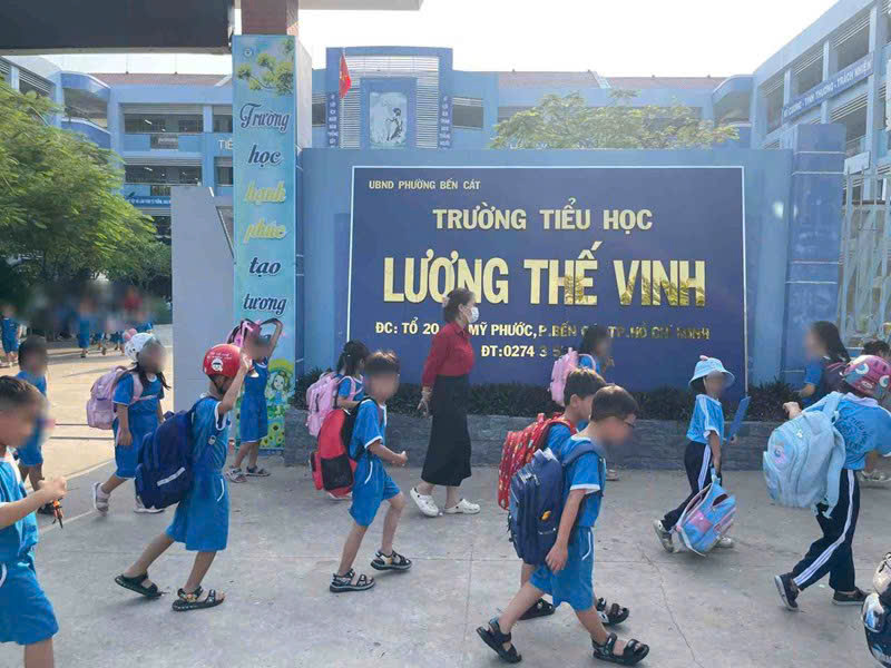 Clip học sinh kh&ocirc;ng ăn b&aacute;n tr&uacute; đứng nắng tại trường Tiểu học Lương Thế Vinh g&acirc;y x&ocirc;n xao - Ảnh 1.