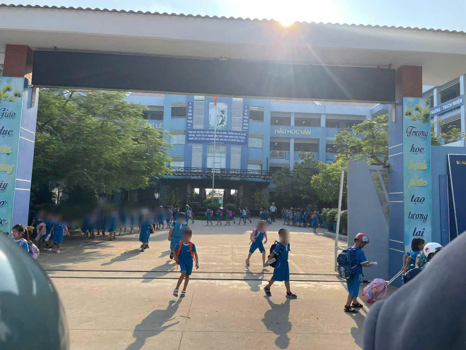 Clip học sinh kh&ocirc;ng ăn b&aacute;n tr&uacute; đứng nắng tại trường Tiểu học Lương Thế Vinh g&acirc;y x&ocirc;n xao - Ảnh 2.