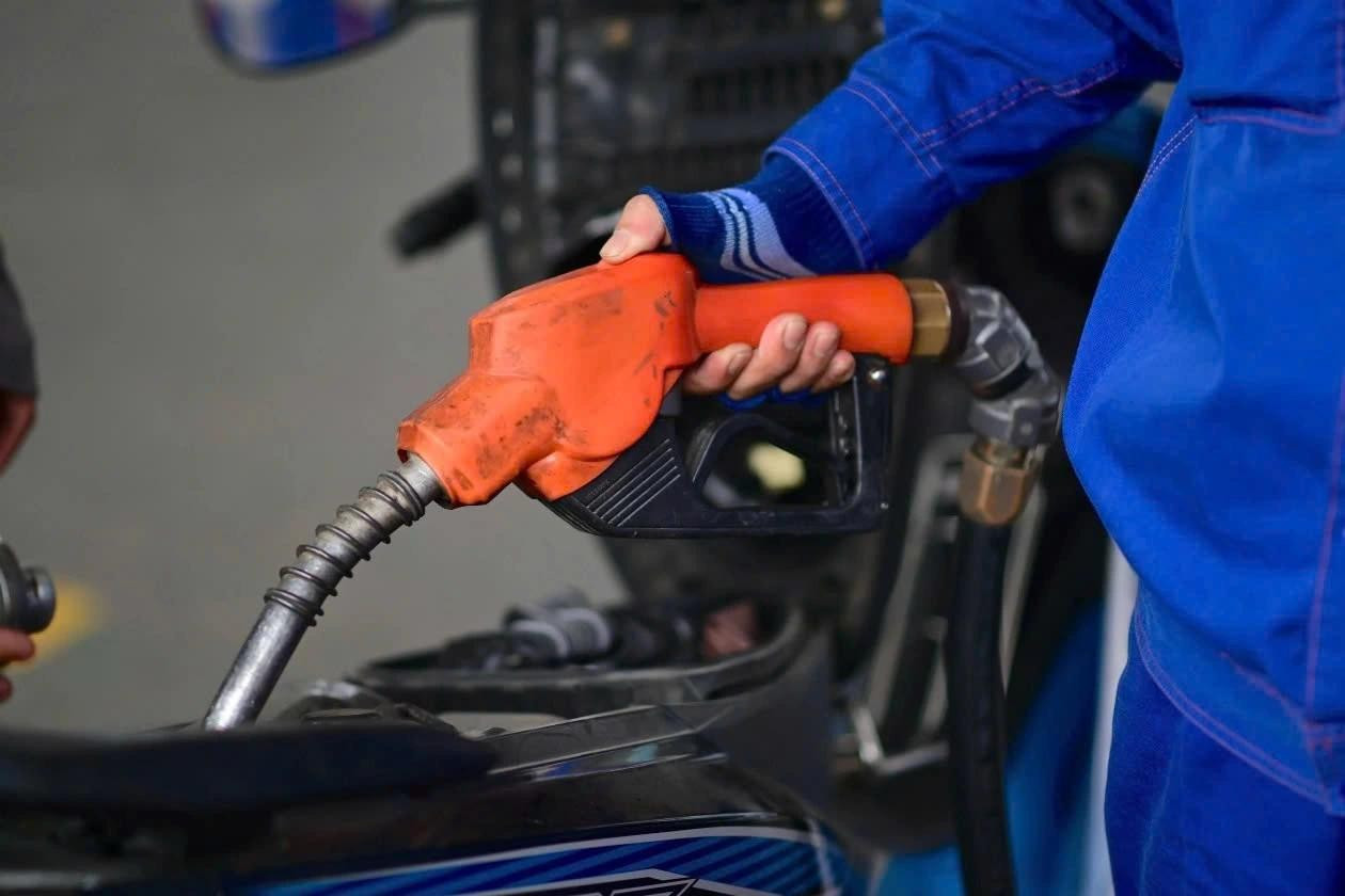 Gi&aacute; xăng RON 95 giảm hơn 5.600 đồng/l&iacute;t - Ảnh 1.