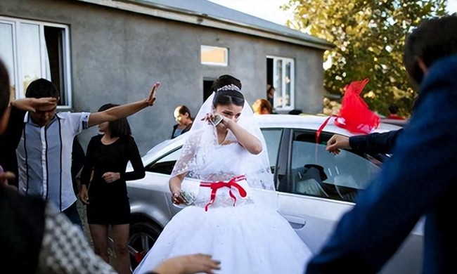 T&aacute;i h&ocirc;n v&agrave; c&uacute; sốc trong đ&aacute;m cưới: Video kỷ niệm từ chồng cũ - Ảnh 2.