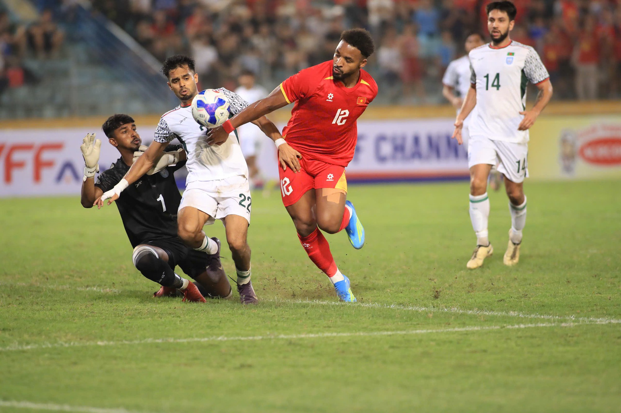 Xuân Son xù lông nhím & cú ngã đau đớn trên đất Thái Lan - Ảnh 1.