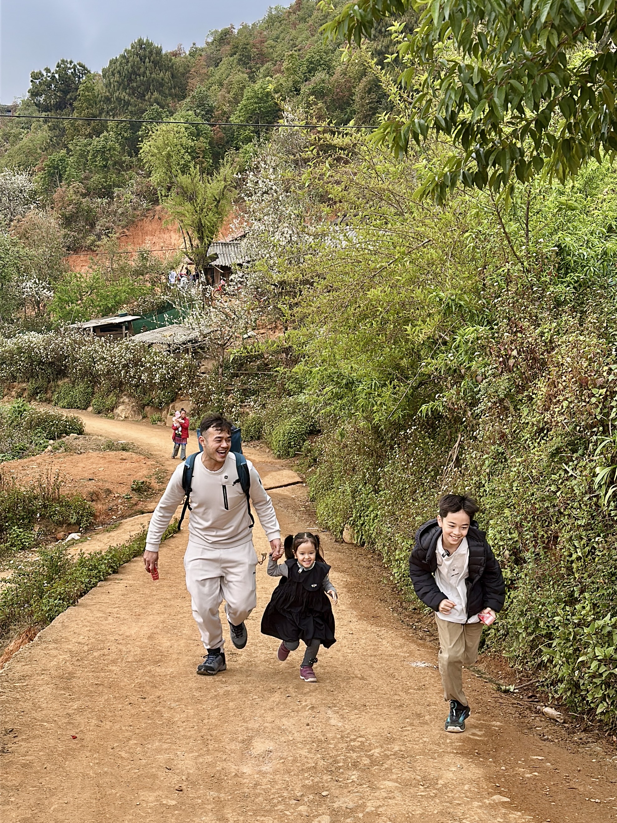 3 ng&agrave;y ở Nậm Nghiệp của &ocirc;ng bố người Đức gốc Việt: Kh&ocirc;ng &eacute;p con chạm đỉnh, chọn để con học từ ch&iacute;nh lựa chọn của m&igrave;nh - Ảnh 1.