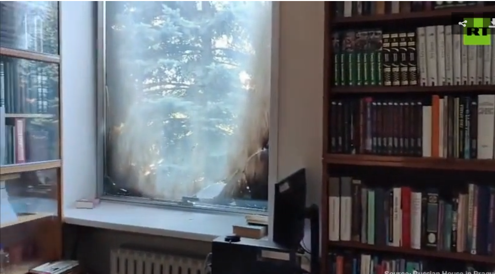 Trung tâm văn hóa Nga tại Praha (Czech) bị tấn công bằng bom xăng- Ảnh 1. Trung tâm văn hóa Nga tại Praha (Czech) bị tấn công bằng bom xăng- Ảnh 1.