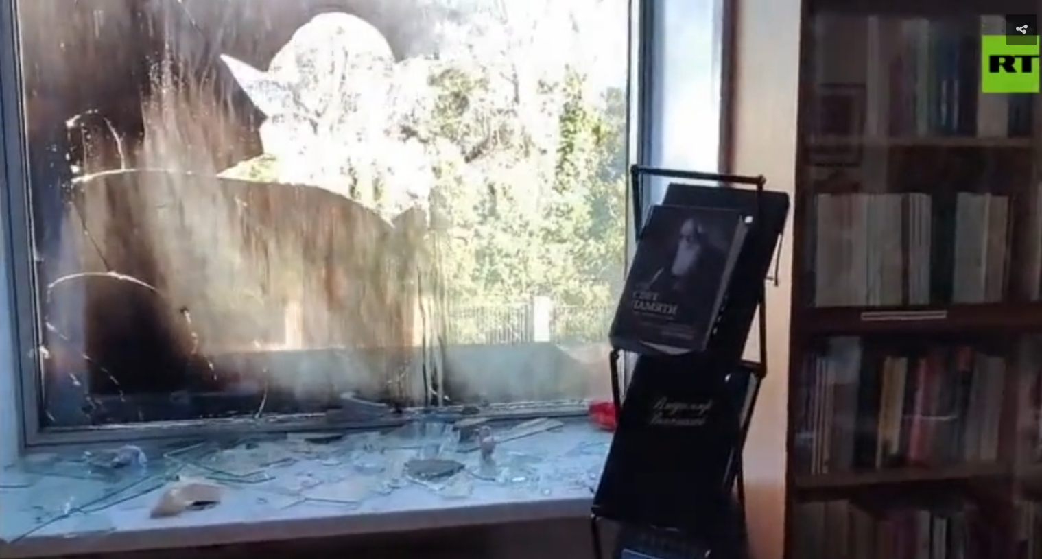 Trung tâm văn hóa Nga tại Praha (Czech) bị tấn công bằng bom xăng- Ảnh 2. Trung tâm văn hóa Nga tại Praha (Czech) bị tấn công bằng bom xăng- Ảnh 2.