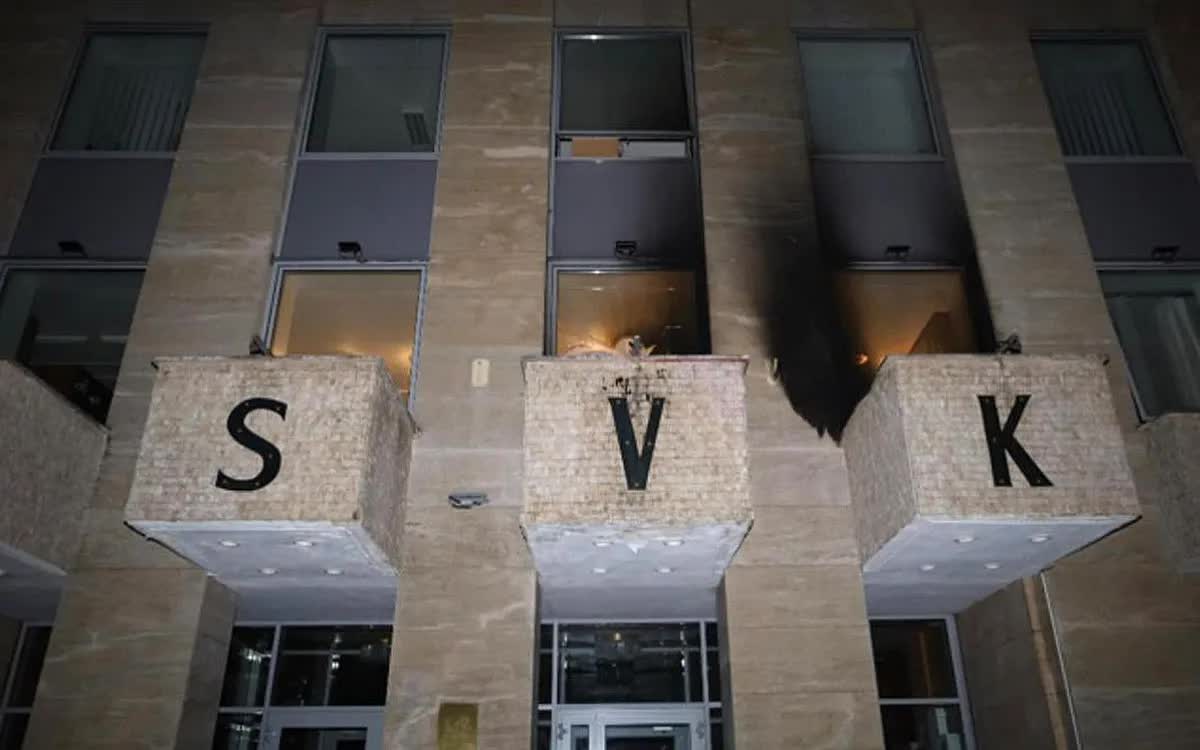 Trung t&acirc;m văn h&oacute;a Nga tại Praha (Czech) bị tấn c&ocirc;ng bằng bom xăng - Ảnh 1.