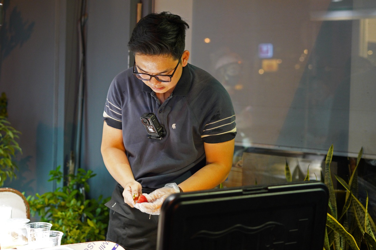 Nam sinh Bách Khoa bán dâu socola cháy hàng sau hai tiếng, đuối quá phải đóng cửa báo “trốn khách”- Ảnh 1. Nam sinh Bách Khoa bán dâu socola cháy hàng sau hai tiếng, đuối quá phải đóng cửa báo “trốn khách”- Ảnh 1.