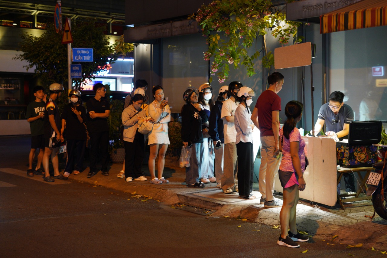 Nam sinh Bách Khoa bán dâu socola cháy hàng sau hai tiếng, đuối quá phải đóng cửa báo “trốn khách”- Ảnh 2. Nam sinh Bách Khoa bán dâu socola cháy hàng sau hai tiếng, đuối quá phải đóng cửa báo “trốn khách”- Ảnh 2.