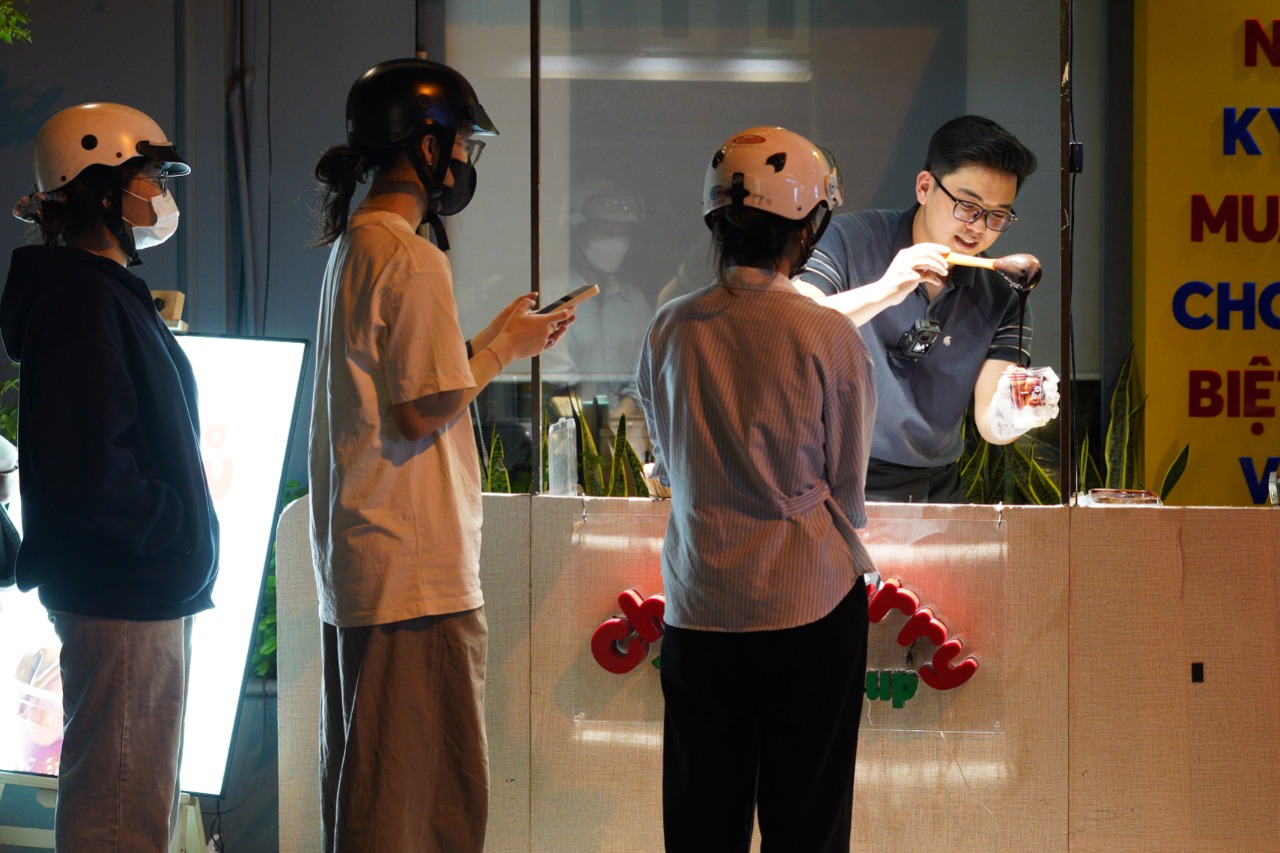 Nam sinh Bách Khoa bán dâu socola cháy hàng sau hai tiếng, đuối quá phải đóng cửa báo “trốn khách”- Ảnh 3. Nam sinh Bách Khoa bán dâu socola cháy hàng sau hai tiếng, đuối quá phải đóng cửa báo “trốn khách”- Ảnh 3.