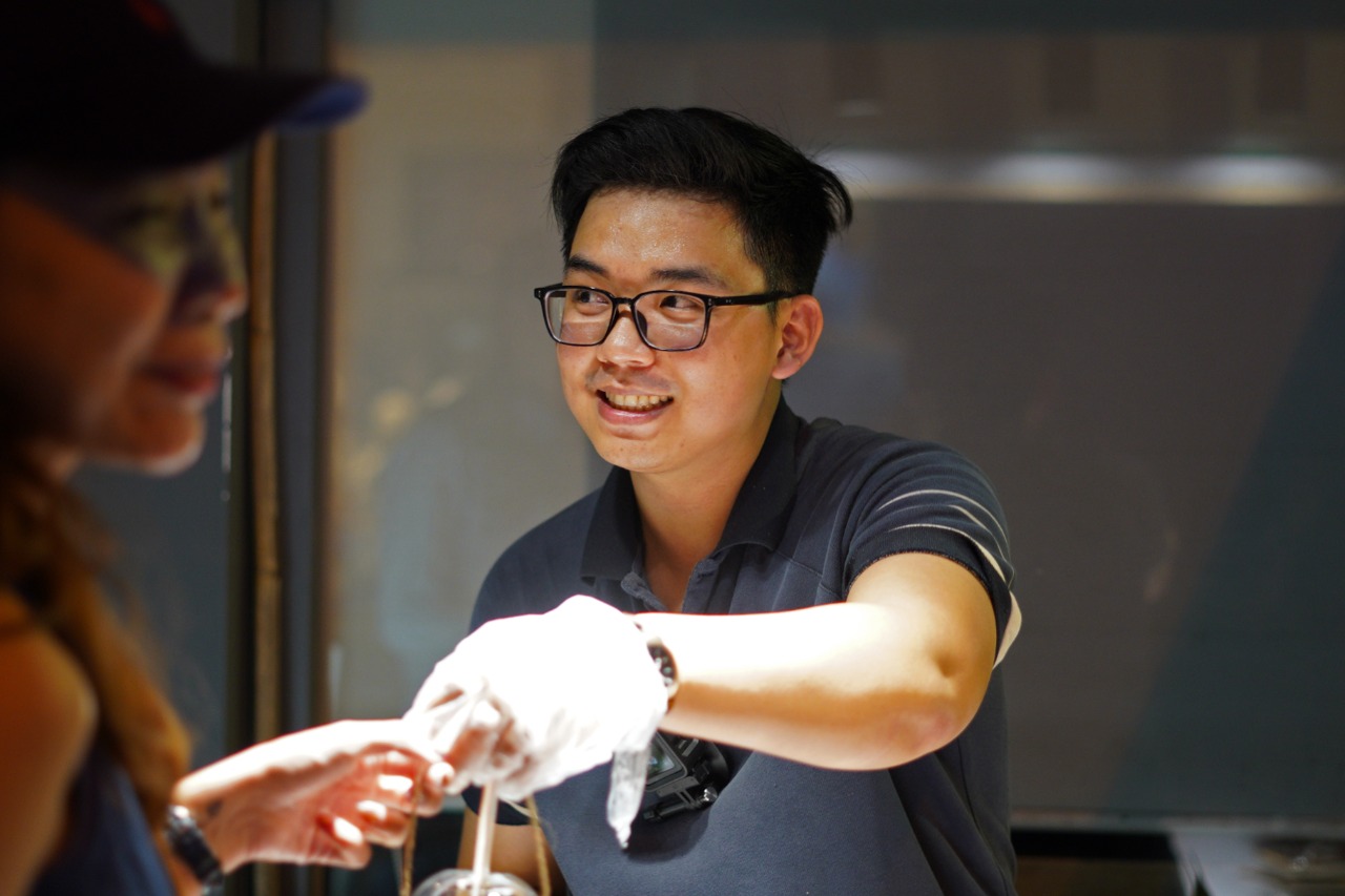 Nam sinh Bách Khoa bán dâu socola cháy hàng sau hai tiếng, đuối quá phải đóng cửa báo “trốn khách”- Ảnh 4. Nam sinh Bách Khoa bán dâu socola cháy hàng sau hai tiếng, đuối quá phải đóng cửa báo “trốn khách”- Ảnh 4.